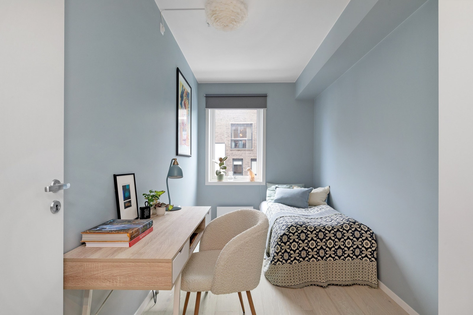 Soverrom 2 egner seg godt som gjesterom/kontor eller barnerom, med plass til seng og arbeidspult Galleribilde