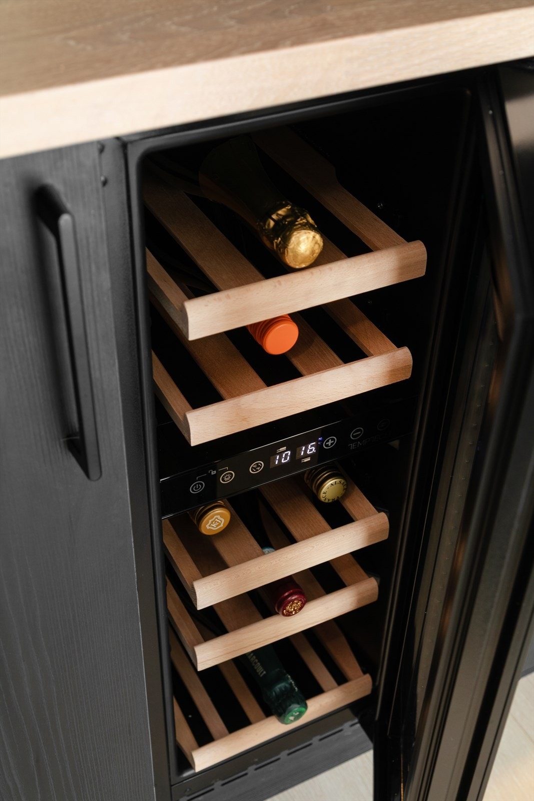 Integrert vinskap på kjøkkenet Galleribilde