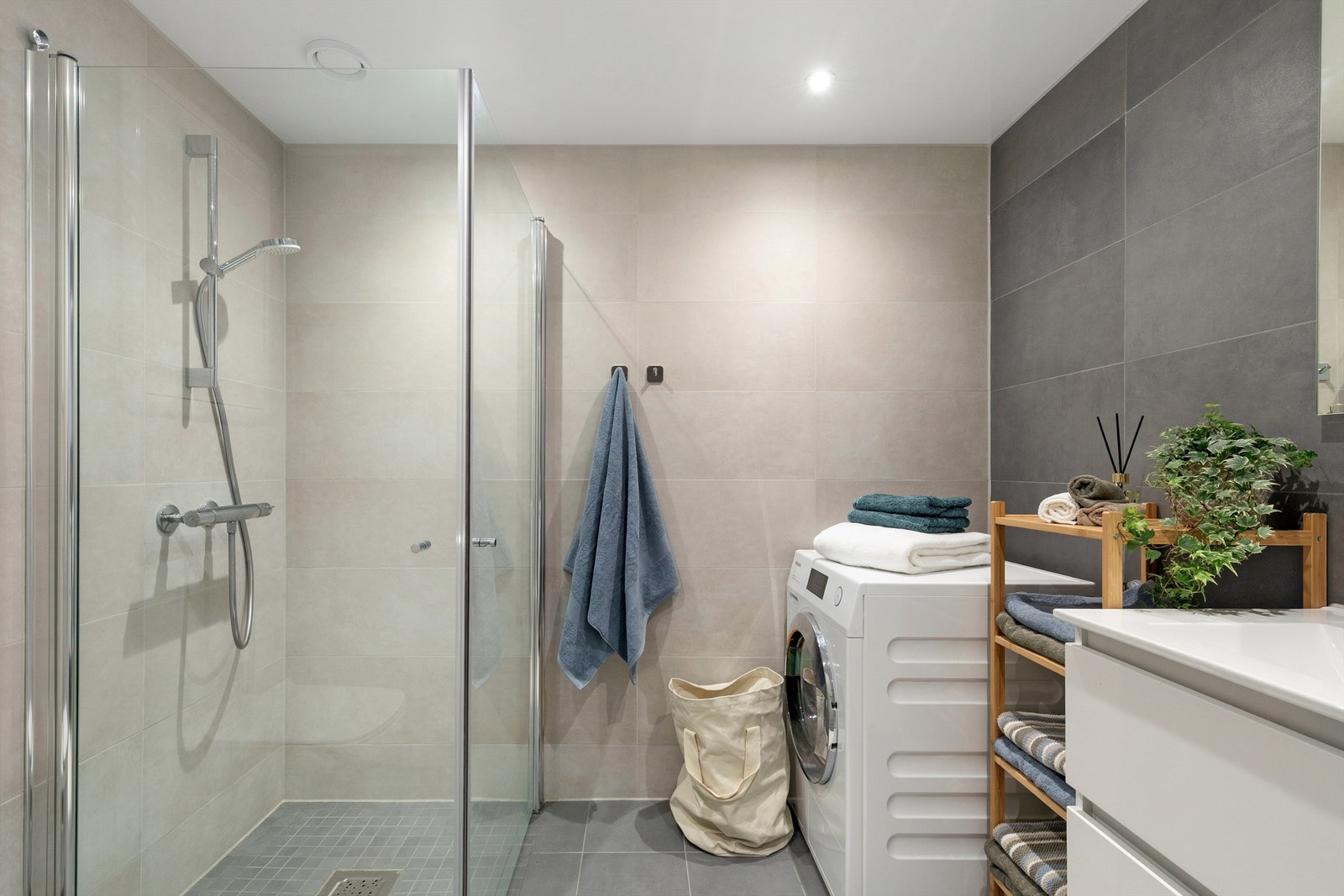 Lekkert flislagt bad med vannbåren gulvvarme Galleribilde