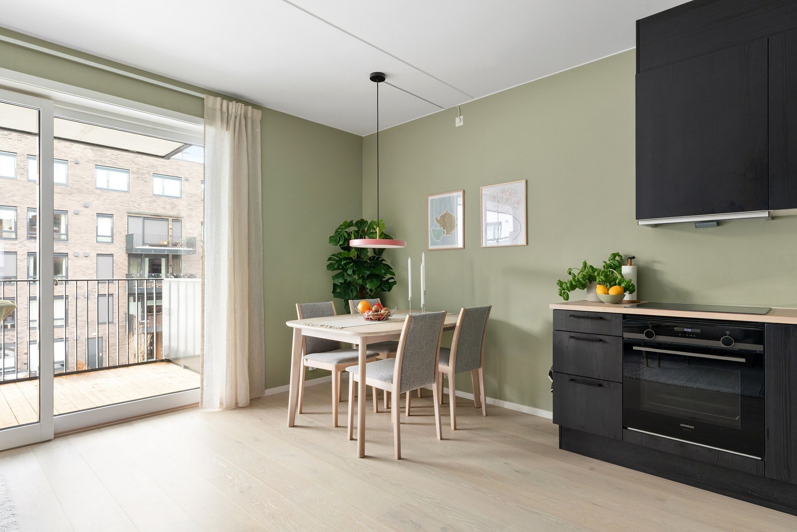 I tilknytning til kjøkkenet er det plass til spisebord Galleribilde