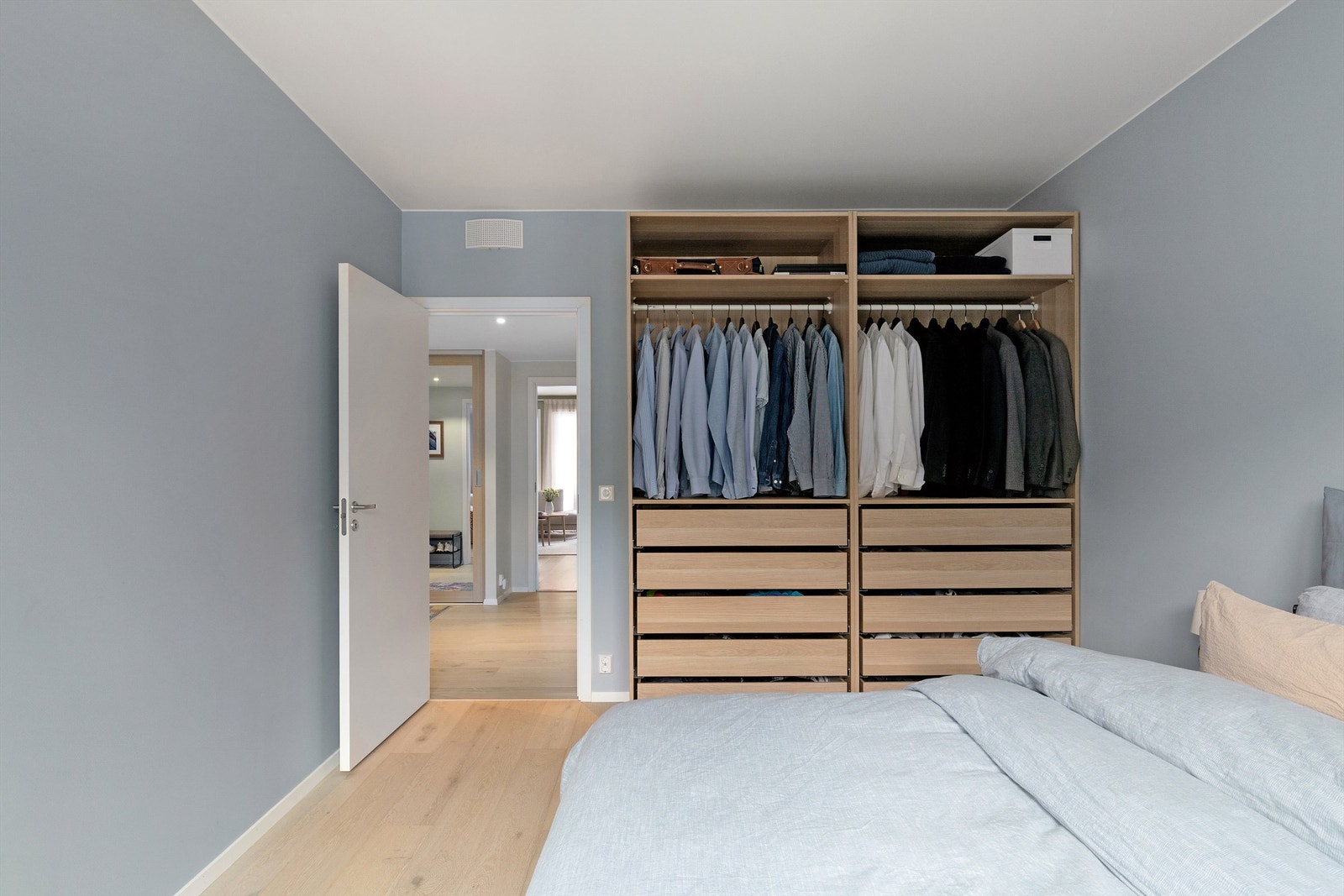 Mye lagringsplass i garderobeskap i eikeutførelse Galleribilde