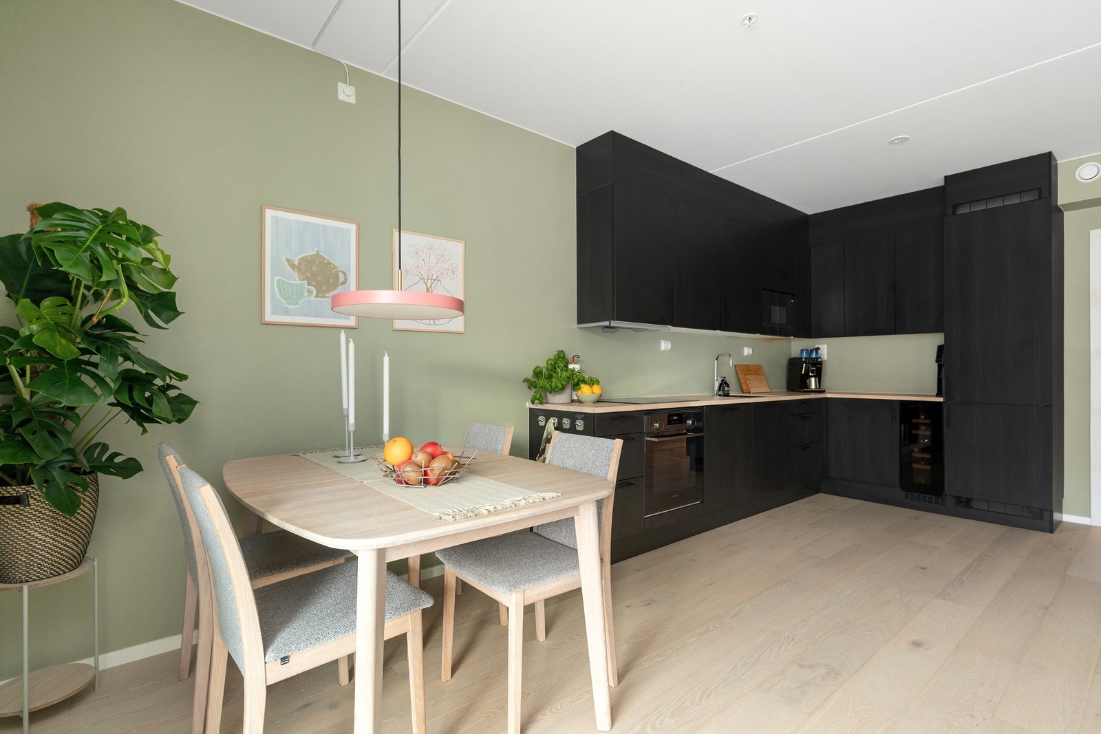 Moderne HTH-kjøkken i åpen løsning mot stuen Galleribilde