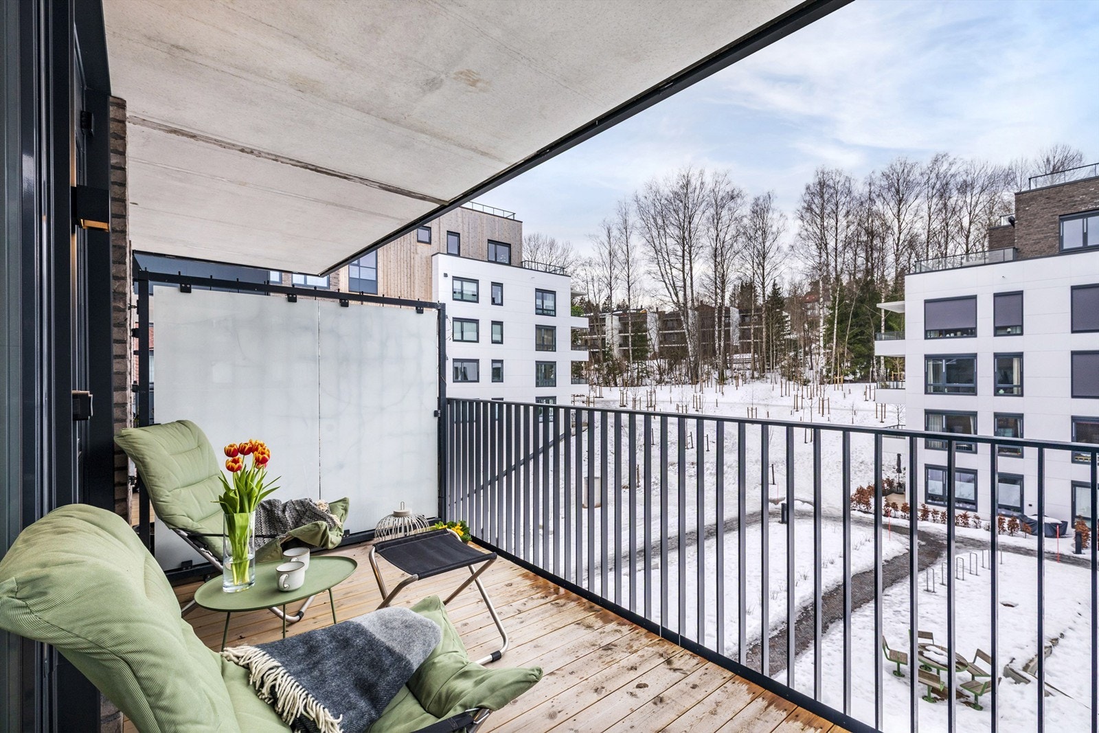 Vestvendt balkong på ca. 9 kvm med hyggelig utsyn mot gårdsrom og mot gamle Svensenga Galleribilde