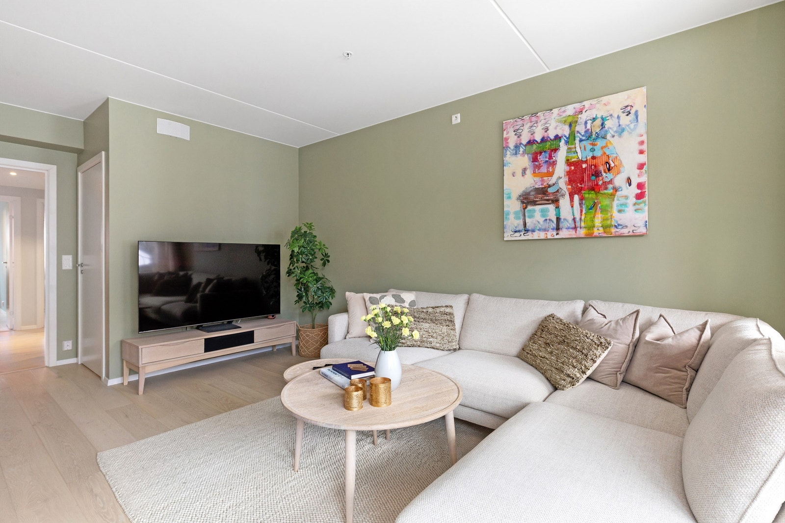 Stuen har fin løsning med plass til sofagruppe og spisebord Galleribilde