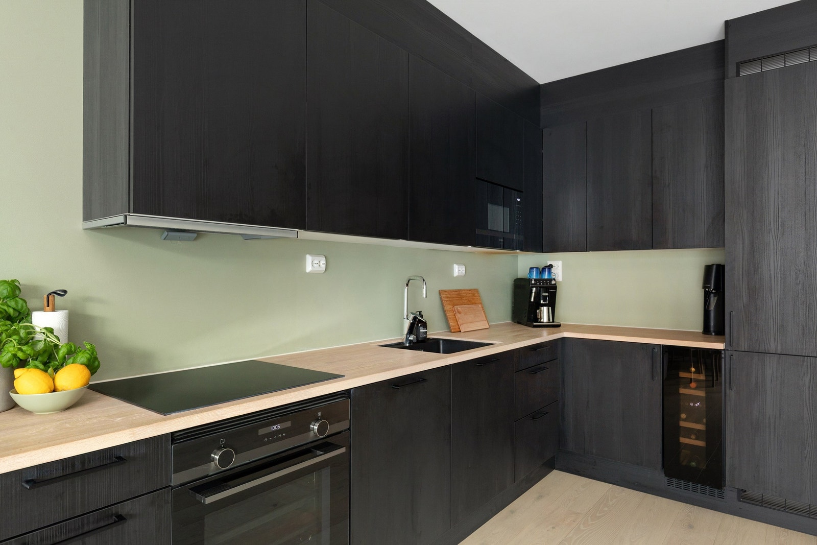 Kjøkkenet har godt med skap- og benkeplass Galleribilde