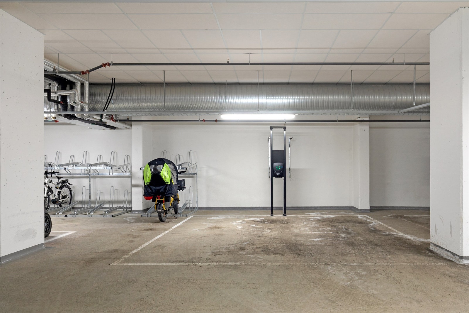 Selgers parkeringsplass kan kjøpes for kr 650 000,-+ omkostninger. Plassen har ladeboks og det er heisadkomst til leiligheten fra garasjeplan. Galleribilde