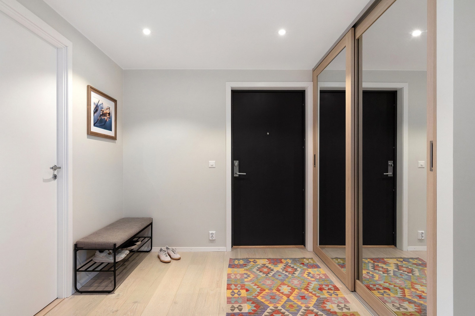 Romslig entré med stor skyvedørsgarderobe Galleribilde