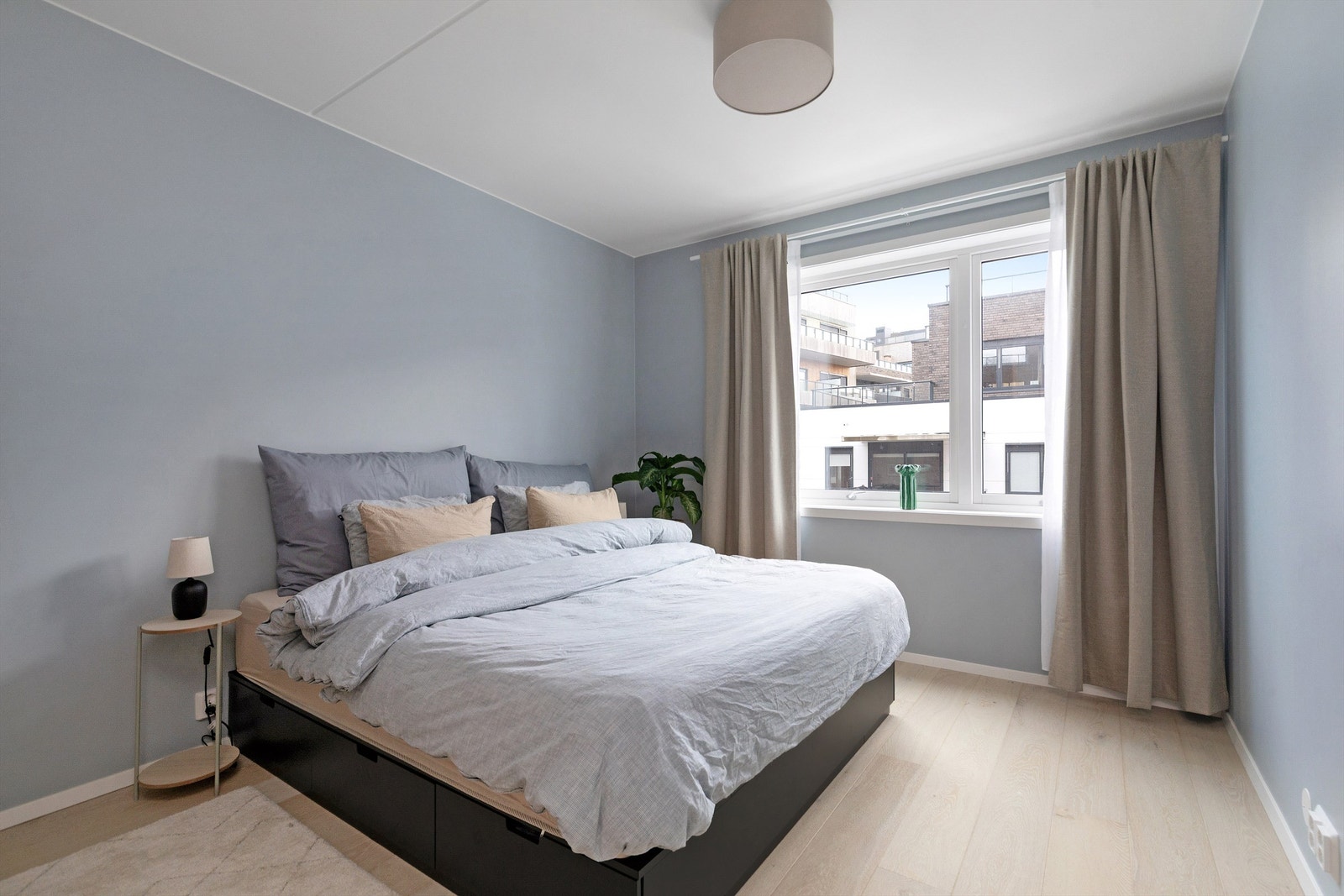 Hovedsoverommet er romslig, med god plass til nattbord på begge sider Galleribilde