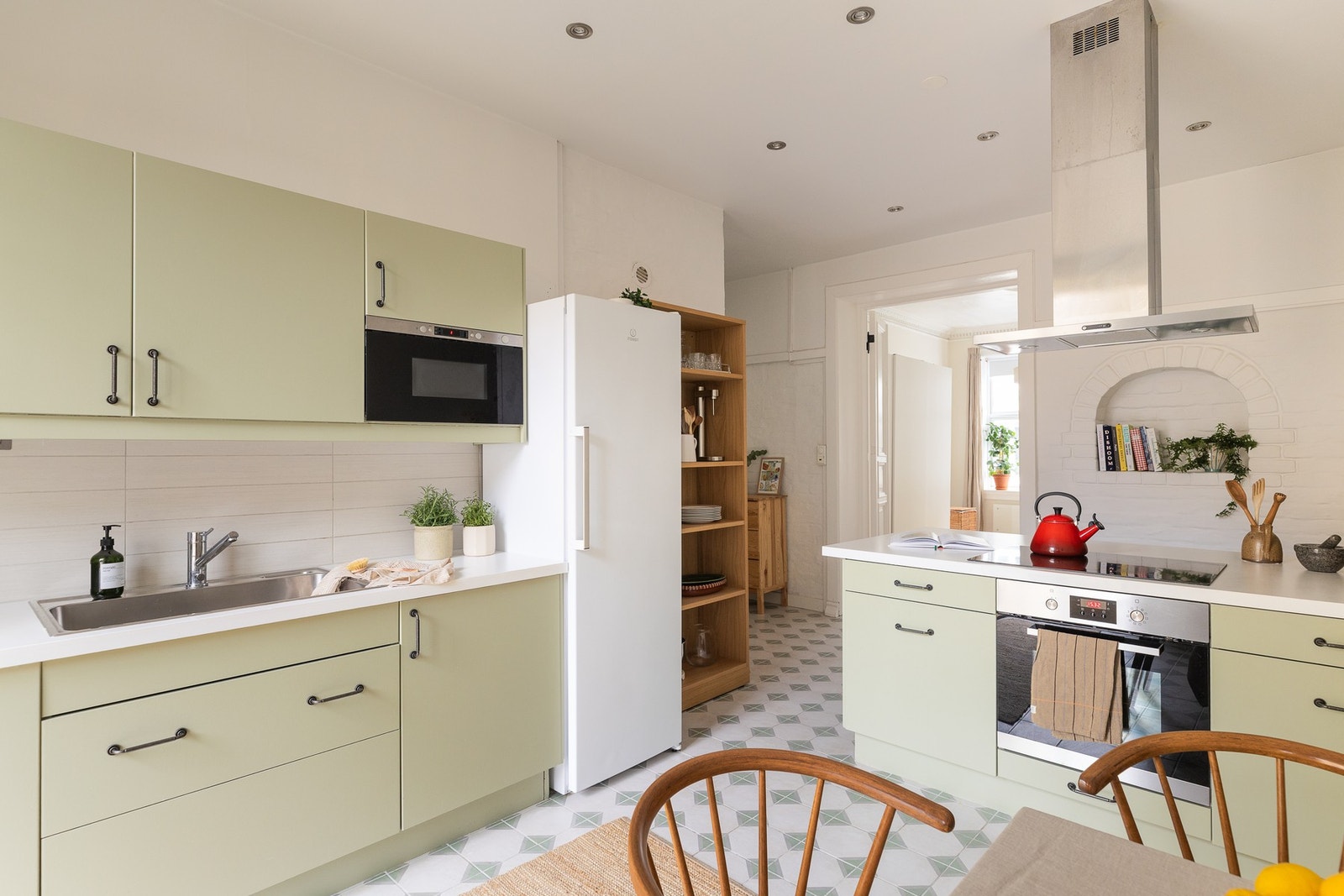 Innredningen har glatte fronter malt i en delikat, lys grønn tone (2023), som tilfører rommet et friskt preg. Galleribilde