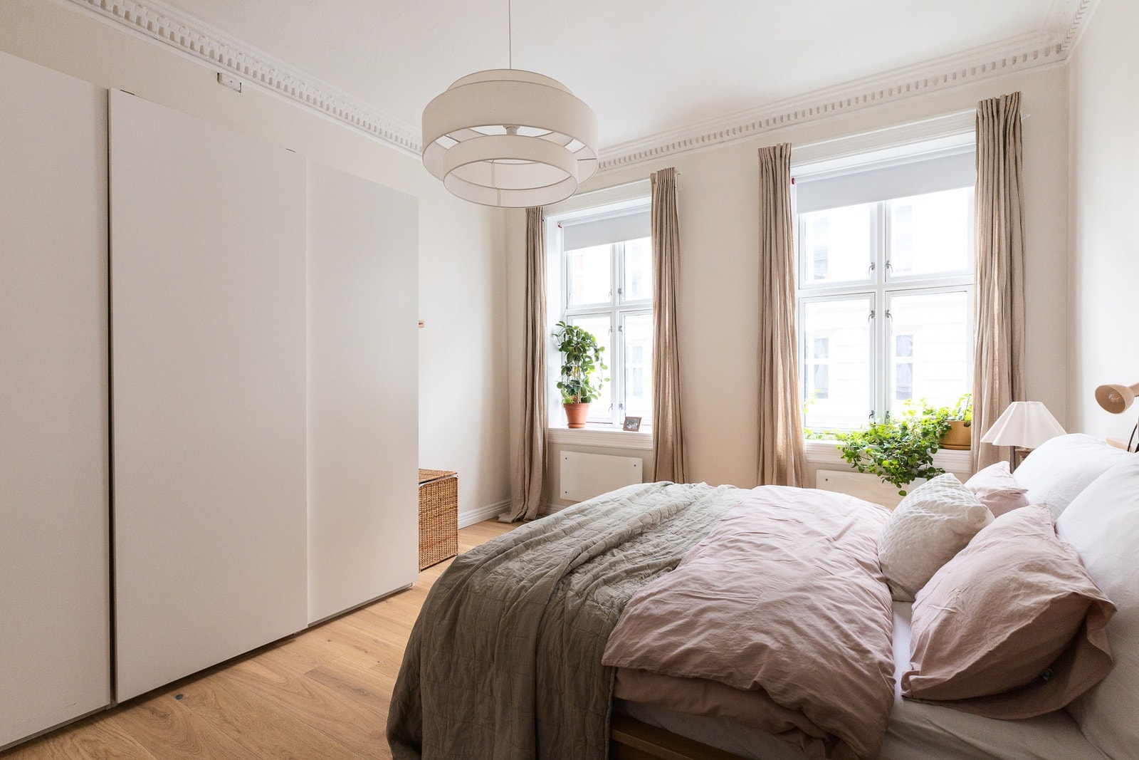 Rommet er innredet med et stort garderobeskap. Galleribilde