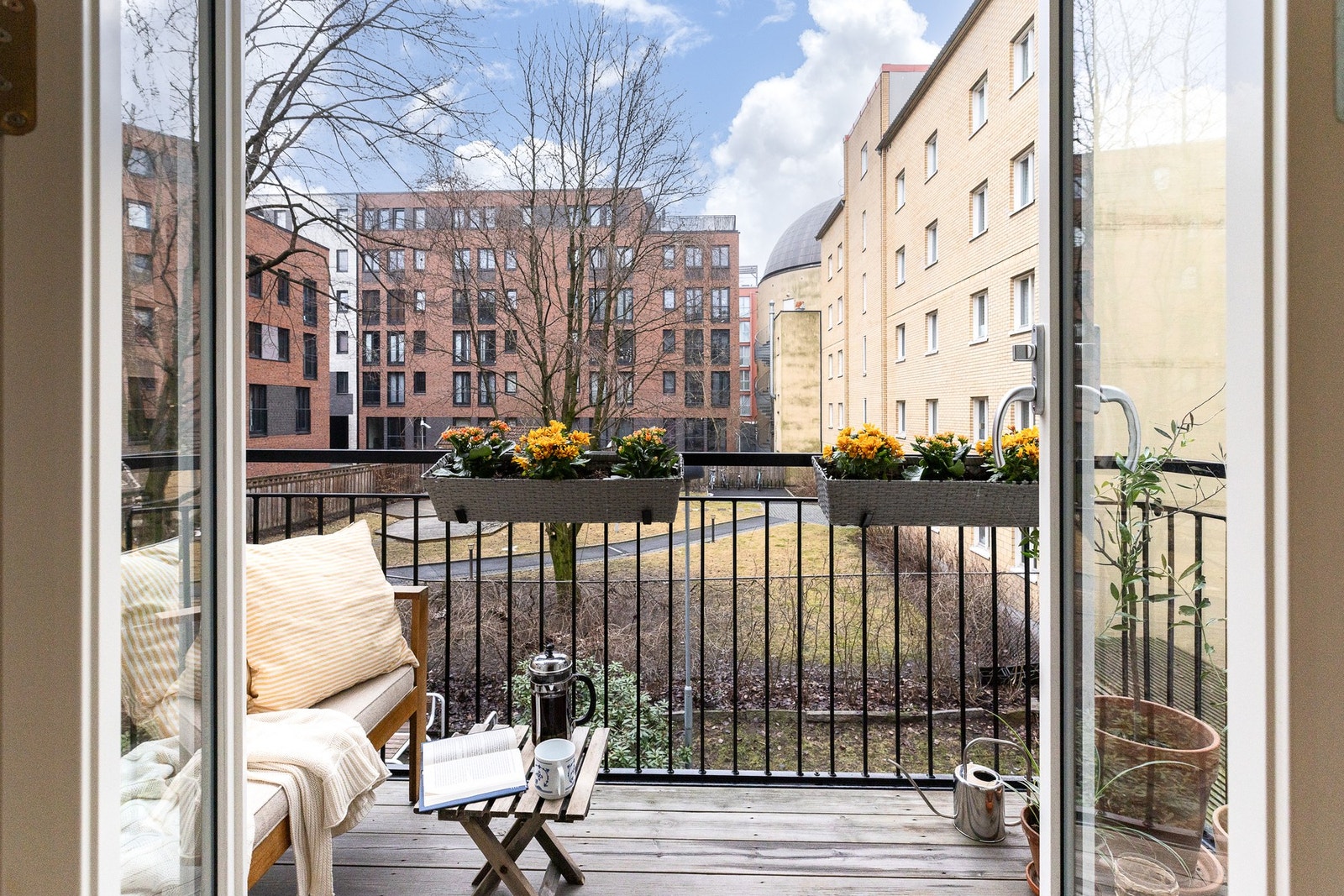 Uteplassen er oppført i 2016 med terrassebord på bjelkelag og rekkverk i stål (ferdigattest foreligger). Galleribilde