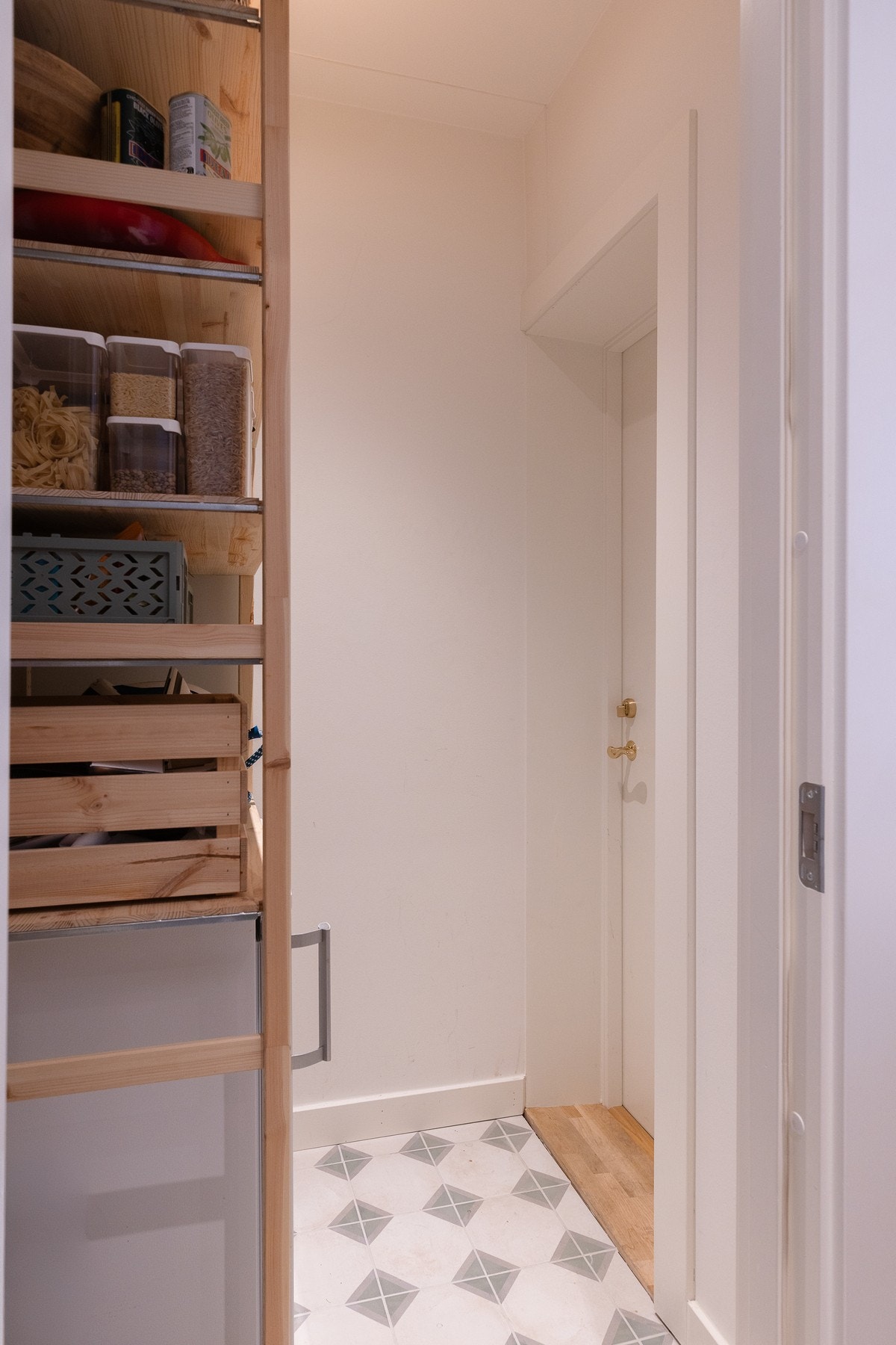 Bod med egen utgang til trappegang. Rommet er ideell som matbod. Galleribilde