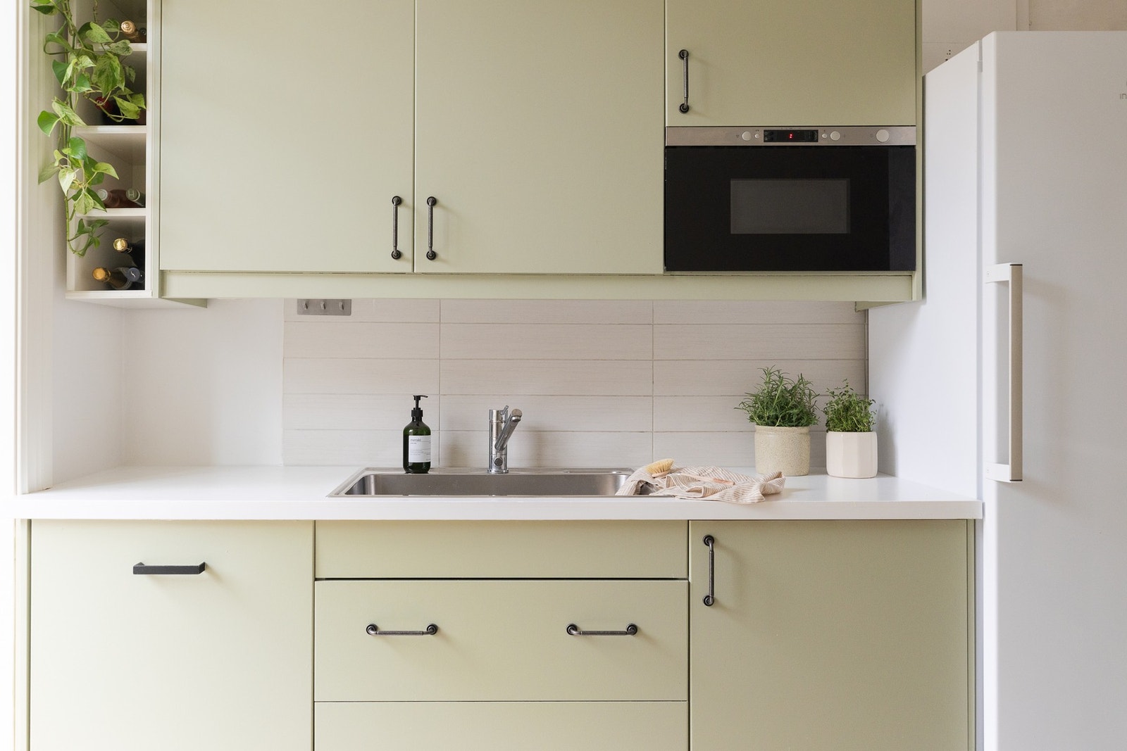 Kjøkkenet er utstyrt med integrert induksjonstopp, oppvaskmaskin (ny i 2019), mikrobølgeovn samt frittstående kjøleskap. Integrerte hvitevarer medfølger handelen. Galleribilde