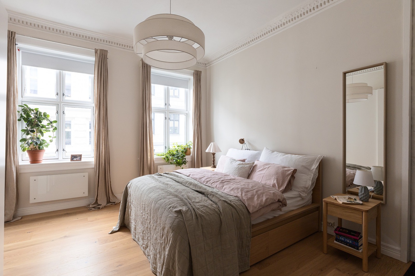 Luftig hovedsoverom med klassiske detaljer som generøs takhøyde (3,12 m) og store vindusflater med dype vindusposter. Galleribilde