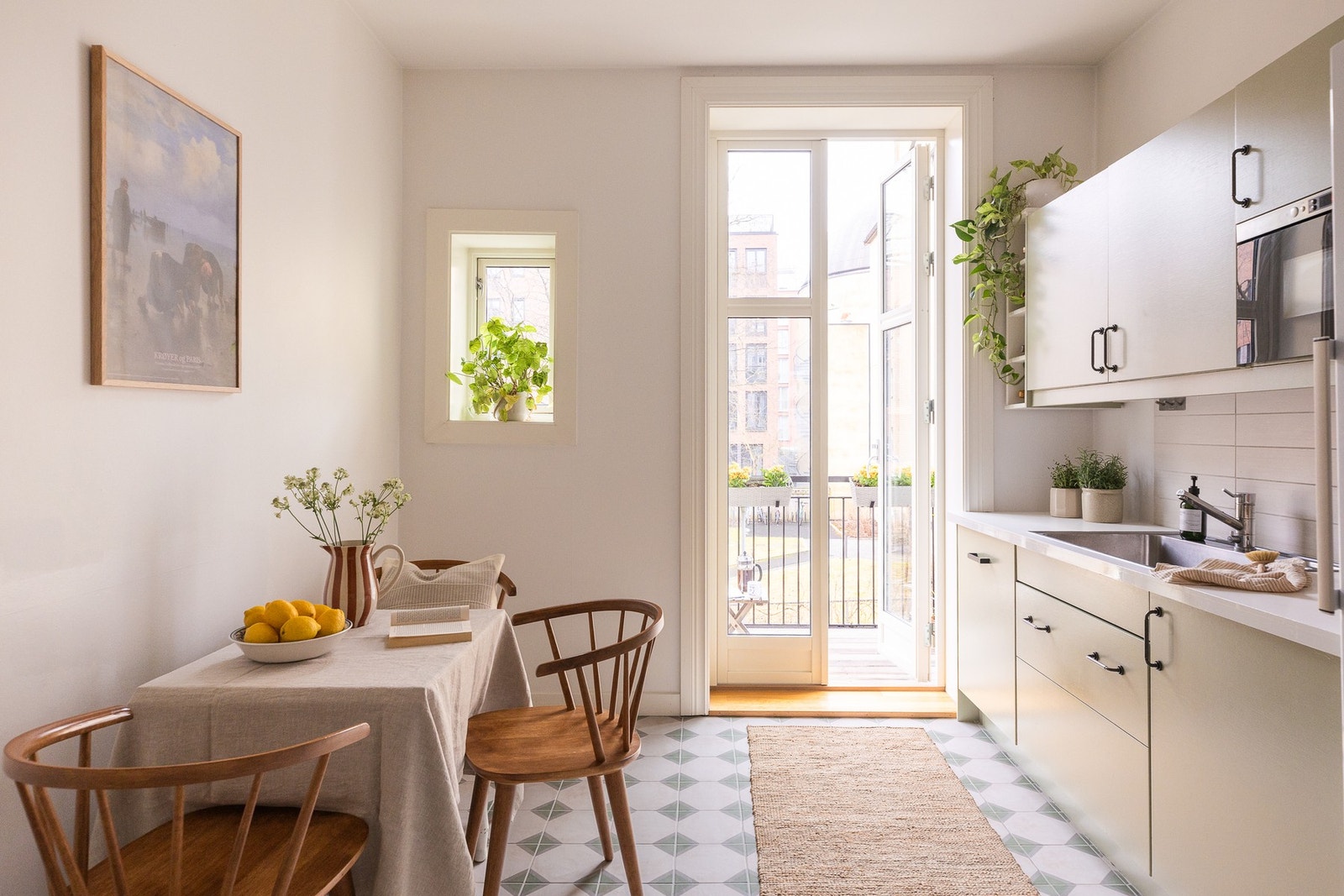 Fra gangen er det adkomst til et delikat kjøkken med utgang til egen balkong via tofløyet balkongdør. Galleribilde