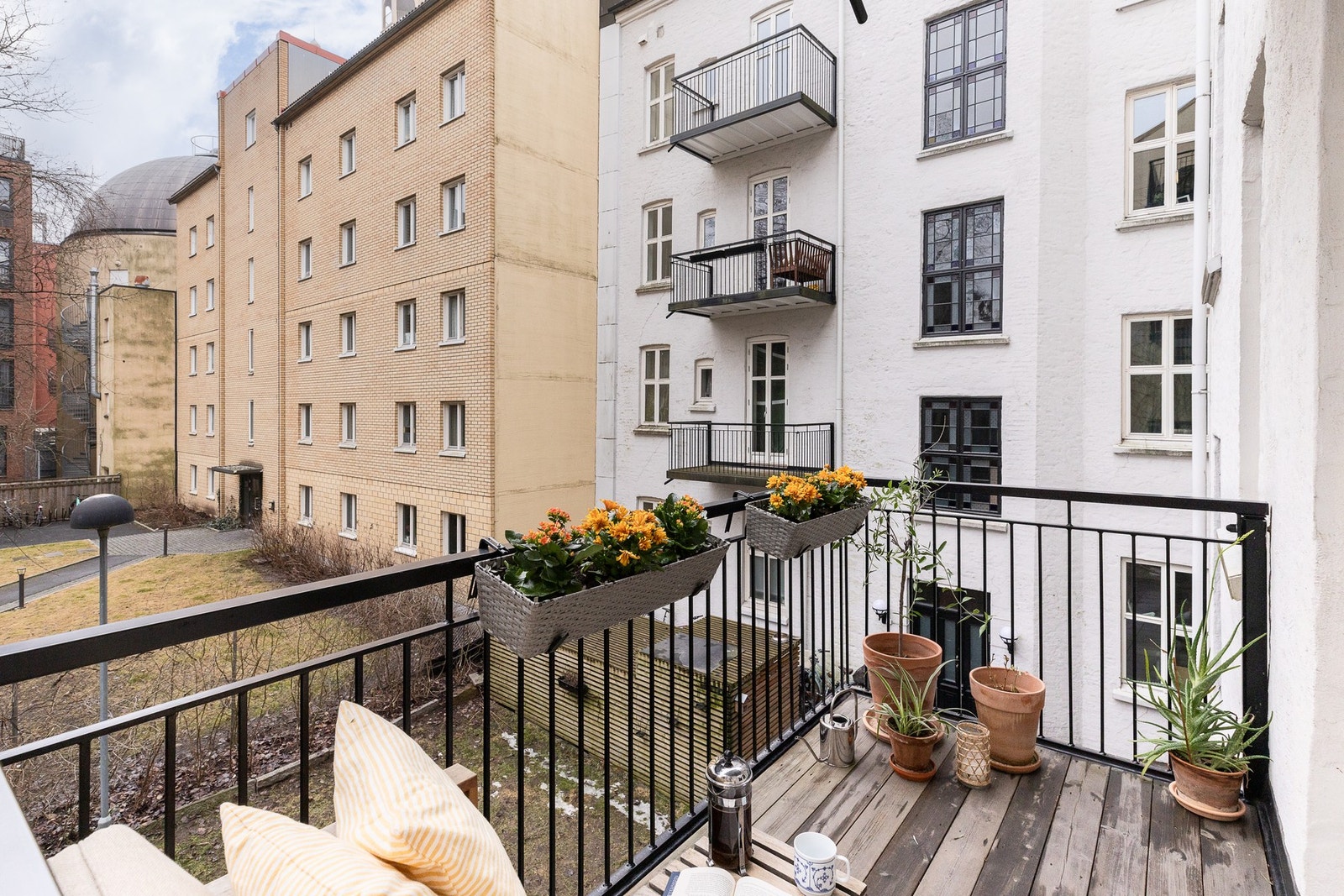 Uteplassen vender mot sydøst og har behagelige solforhold. Galleribilde