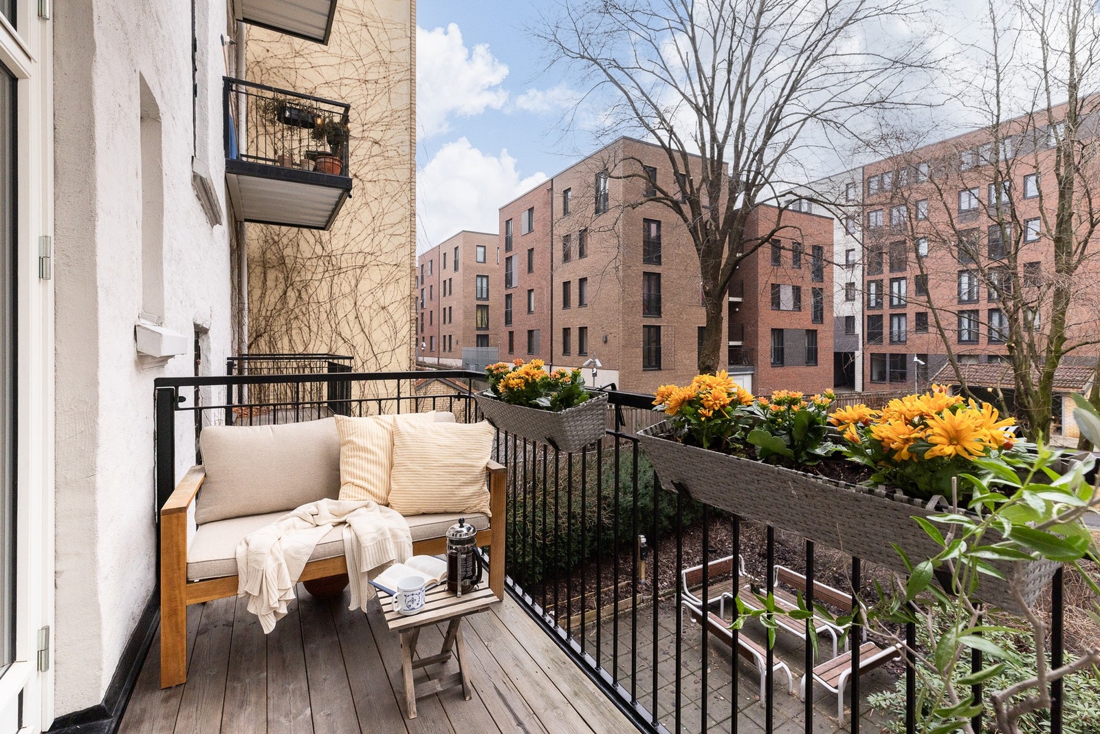 Balkongen er på 4 m² og vender mot bakgården. Om sommeren sørger flotte, grønne trær og busker for minimalt med innsyn. Galleribilde