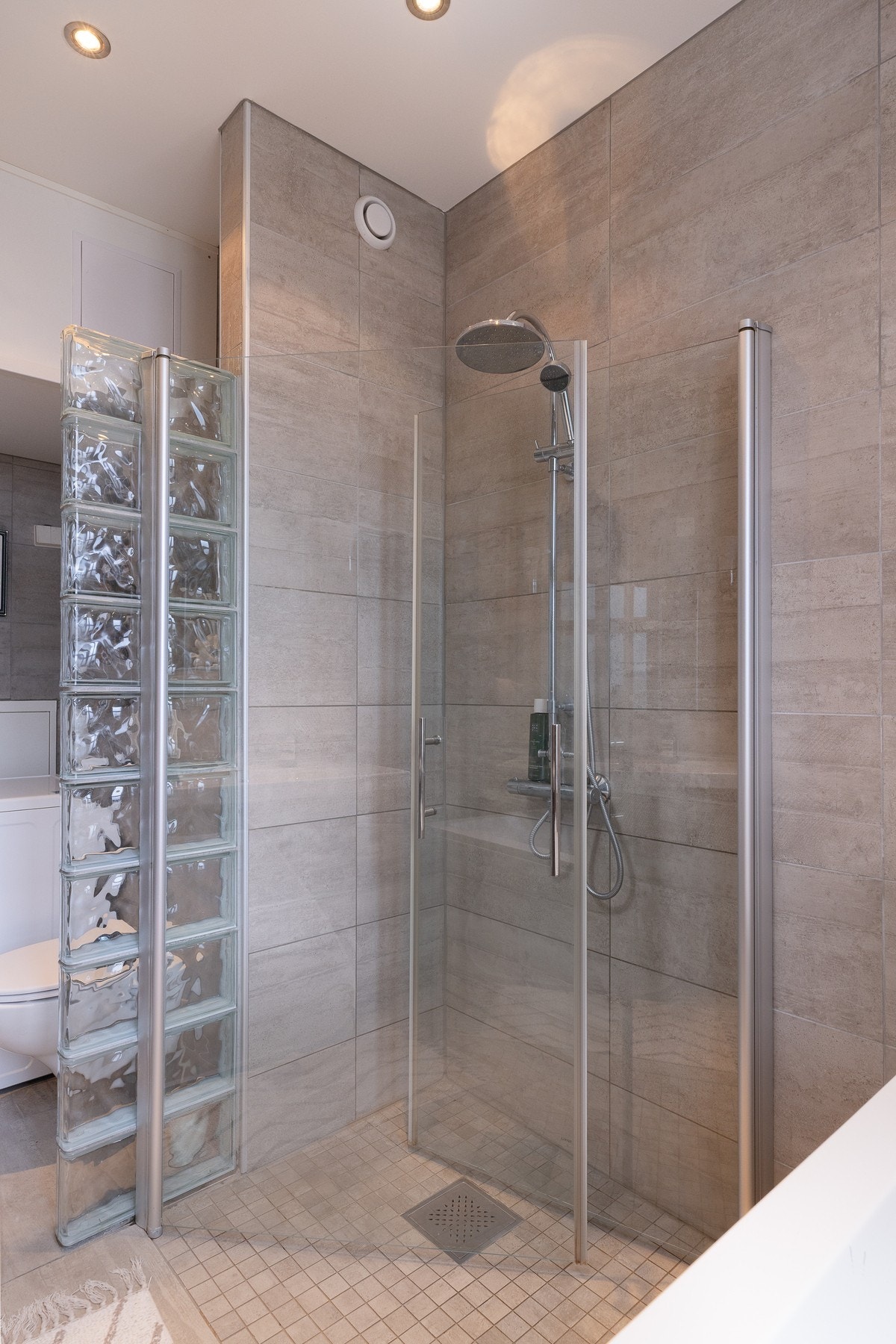 Badet er utstyrt med både badekar og dusj. Galleribilde