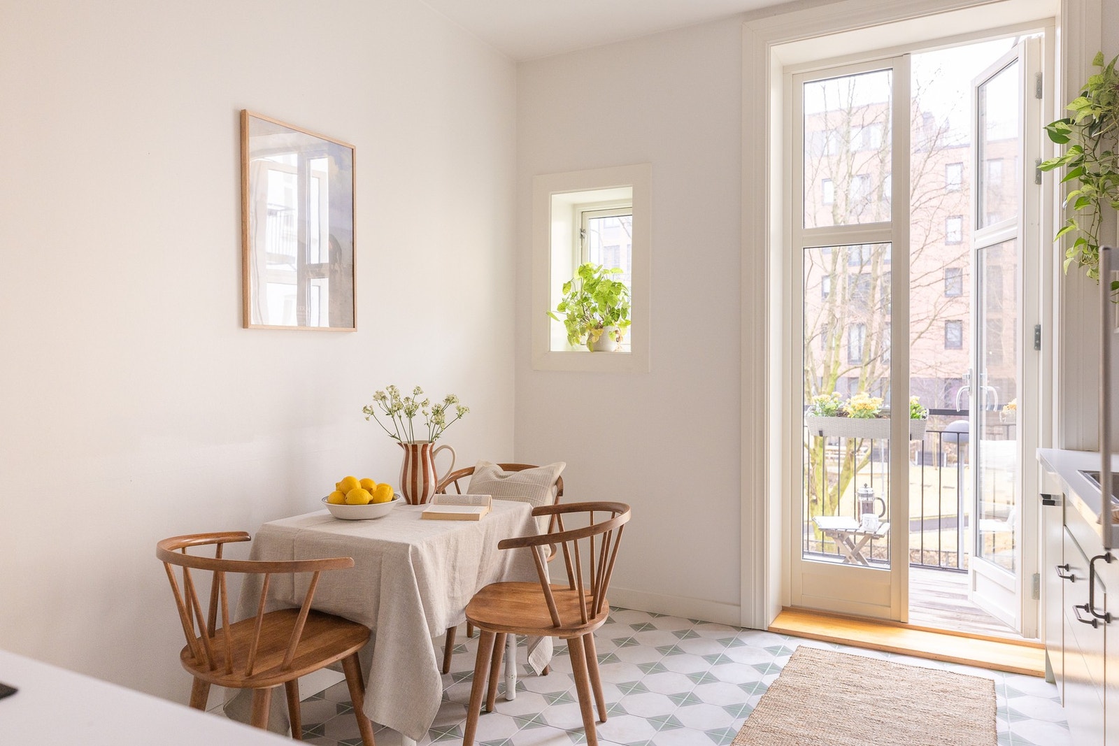 På kjøkkenet er det plass til et spisebord, som gir rom for måltider i hverdagen. Galleribilde