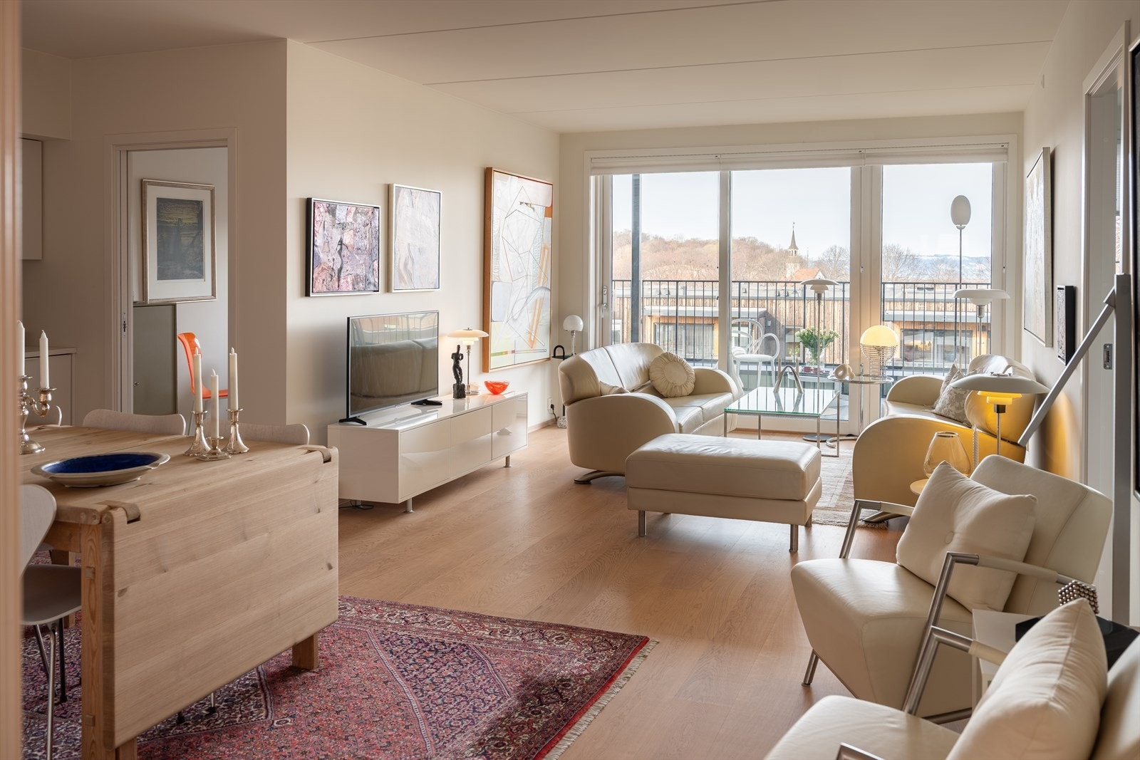 Felleskostnadene er lave og innholdsrike. Inkluderer blant annet oppvarming, tv/internett, garasjeplass og diverse vedlikehold/drift iht. regnskap. Galleribilde