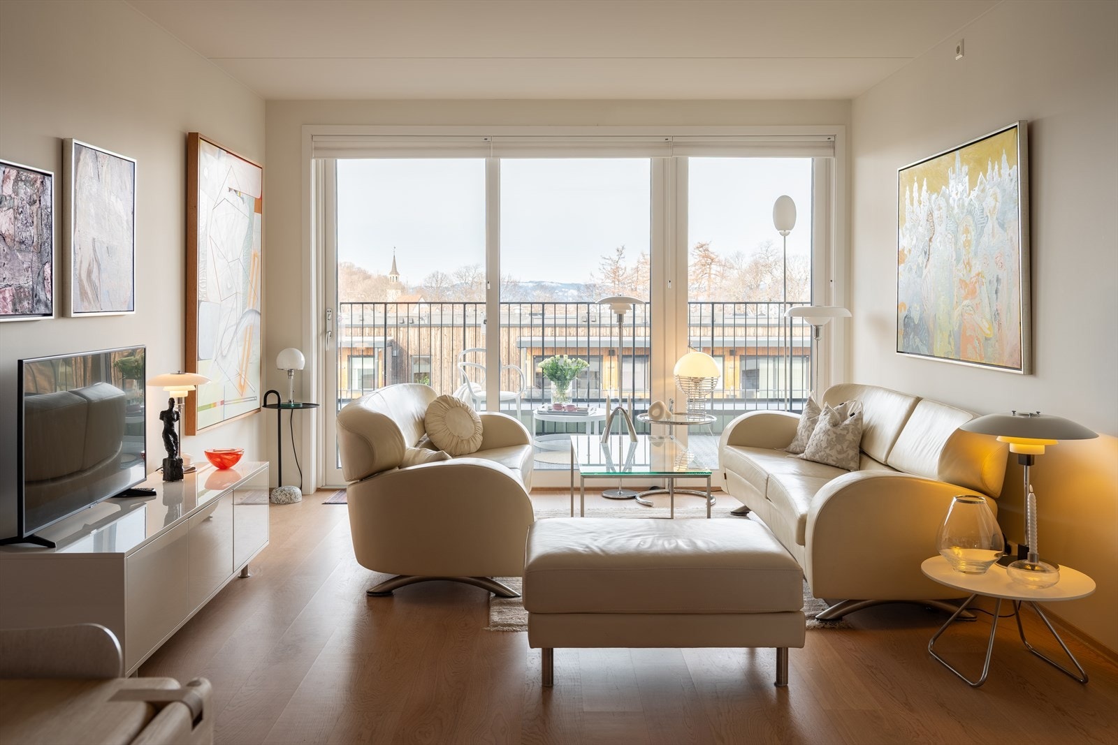 Leiligheten byr på en strålende planløsning med åpen stue- og kjøkkenløsning, romslig balkong, to soverom, bad, innvendig bod/ walk-in og entré. Galleribilde