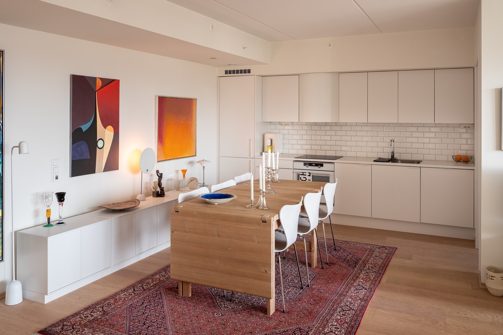 Stilrent og moderne kjøkken som i likhet med resten av leiligheten er vurdert til TG0 av takstmann. Galleribilde