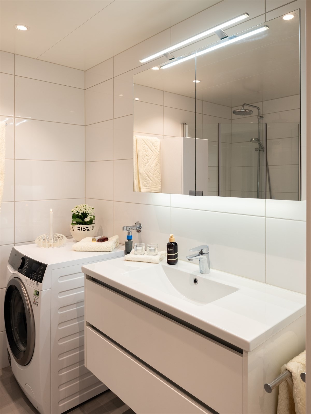 Pent og flislagt bad målt til 4,5m² med behagelig gulvvarme som varmekilde. Galleribilde