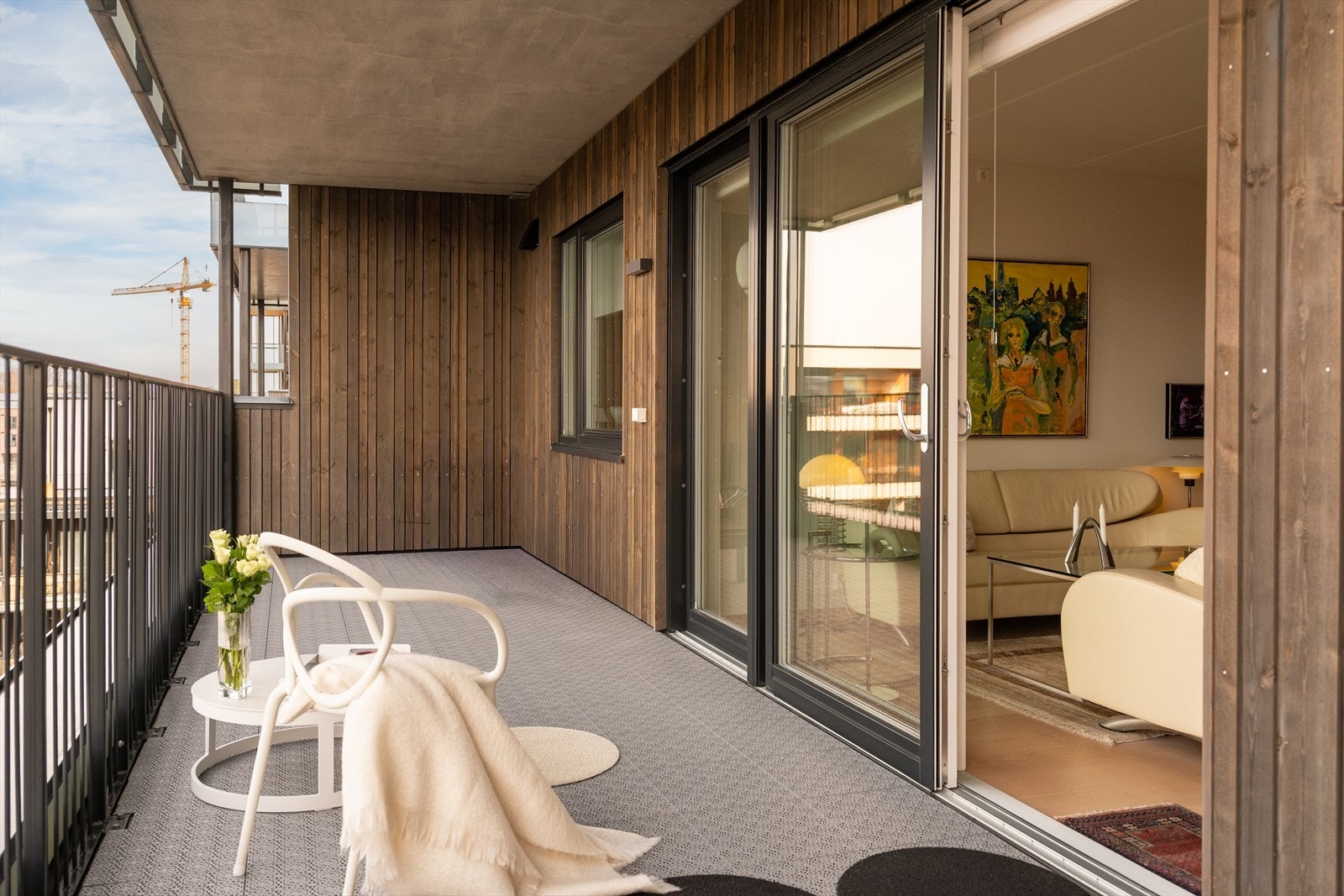 Balkongen måler hele 20m² og har romslig med plass til utemøbler. Galleribilde