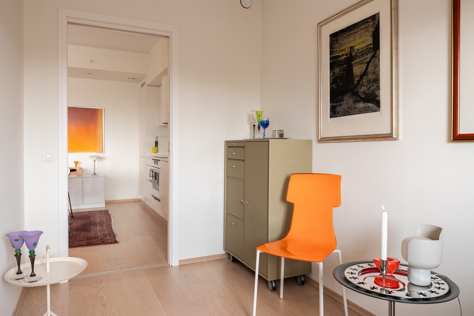 Soverommet blir i dag benyttet som ei ekstra stue. Kan også fint brukes som gjesterom/ kontorrom ved behov. Galleribilde