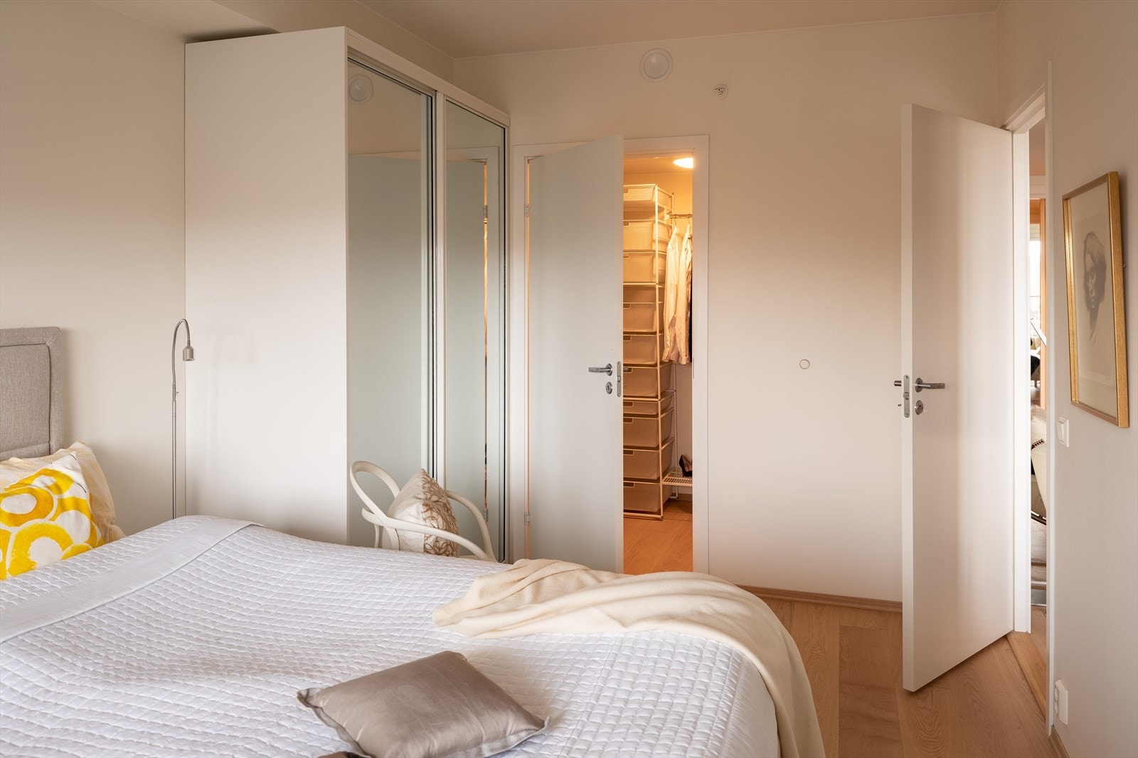 Her får du god plass til både dobbeltseng, nattbord, garderobeløsning og skrivebord. Galleribilde