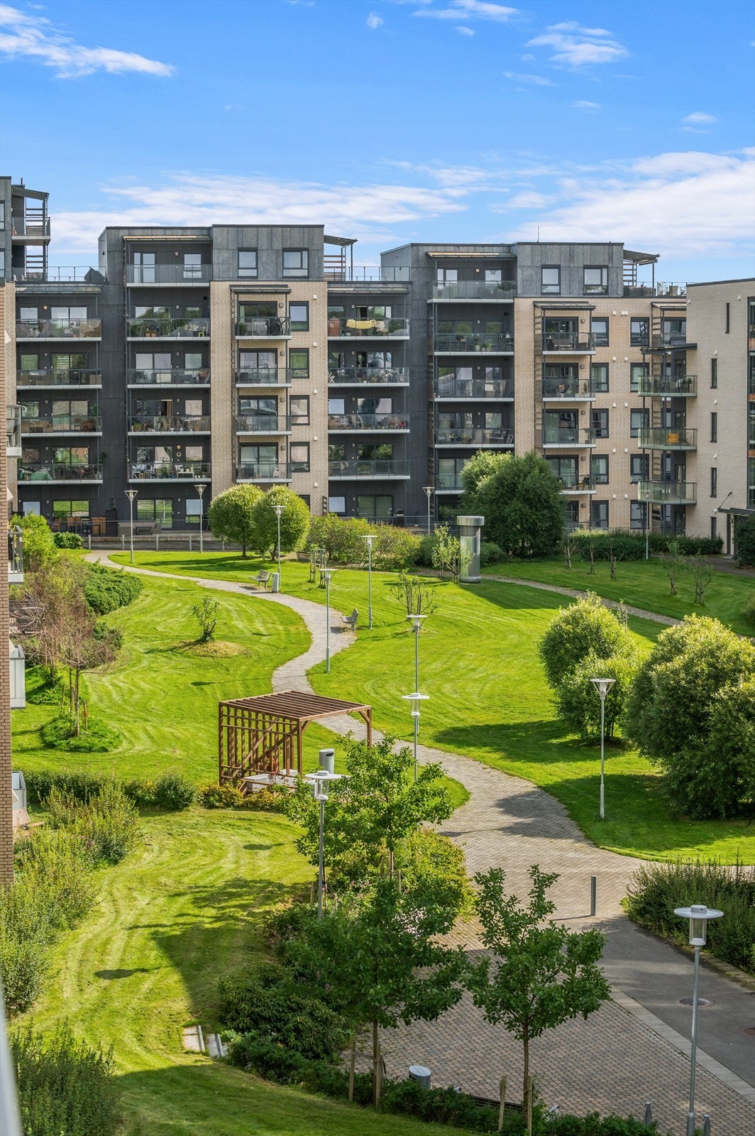 Den attraktive beliggenheten på Lade byr på umiddelbar nærhet til alt av servicefasiliteter som blant annet treningssenter, shoppingsenter, dagligvarer og turmuligheter på Ladestien. Galleribilde