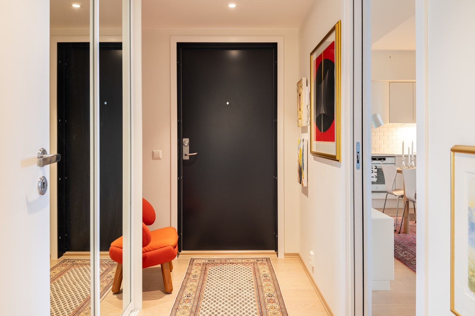 Innbydende og romslig entré på 6m² med god plass til oppbevaring av både sko og yttertøy. Det er også etablert praktisk skyvedørsgarderobe - perfekt for ekstra med lagringsplass. Galleribilde