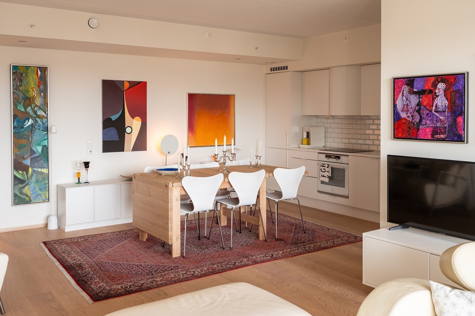 Etter dagens løsning får spiseseksjonen sin naturlige plassering ved kjøkkenet. Galleribilde