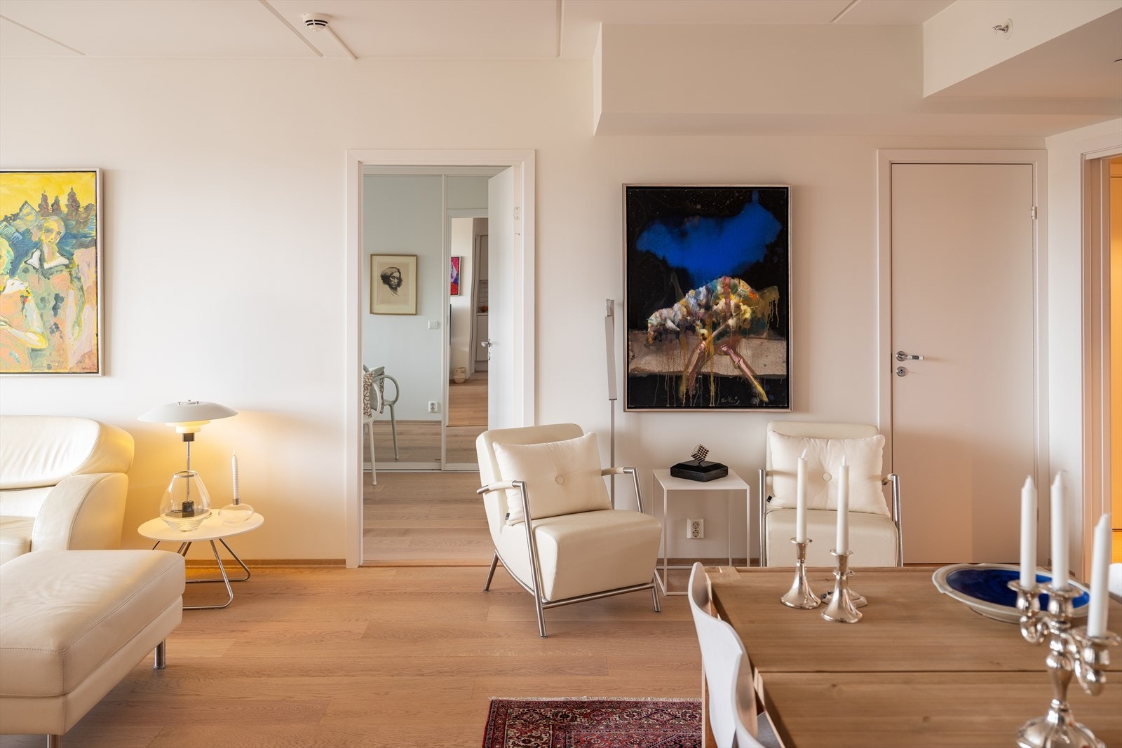 Den åpne løsningen i stuen strekker seg over hele 35m², noe som gir en god romfølelse og ikke minst en luftig atmosfære i byggets 6. etasje. Galleribilde