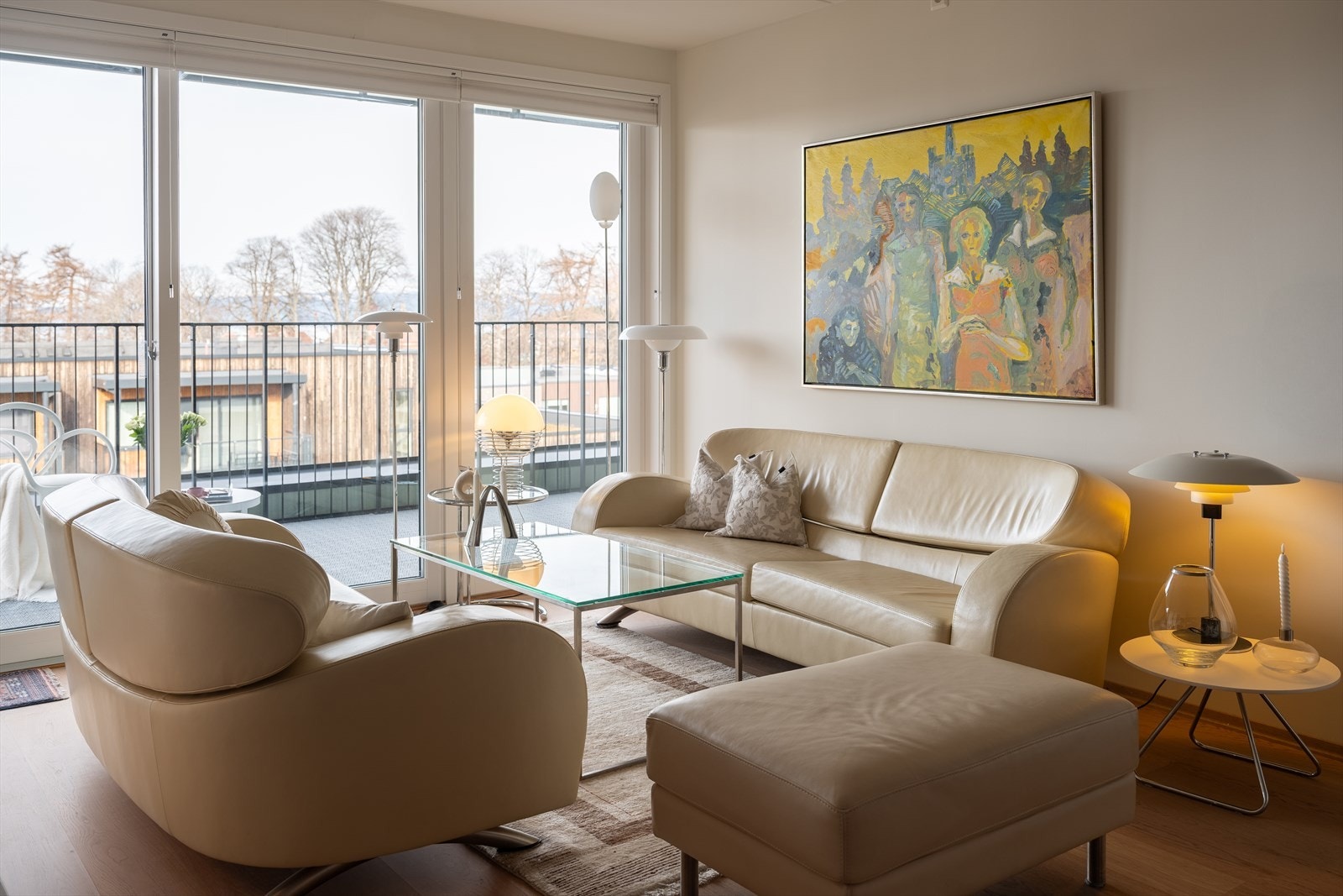 Leiligheten er fra 2022 og har moderne kvaliteter som vannbåren varme i gulv, balansert ventilasjon, samt heis i bygget. Galleribilde