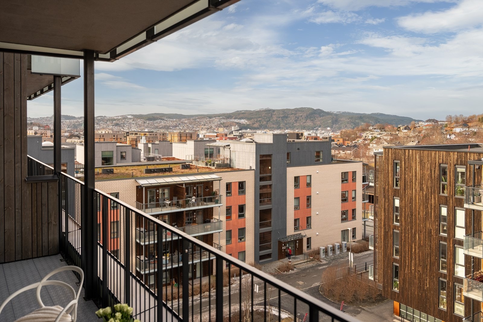 Leiligheten ligger i byggets 6.etasje, noe som gir en skjermet beliggenhet med lite innsyn, samt utsikt mot blant annet Gårkallen og Bymarka. Galleribilde