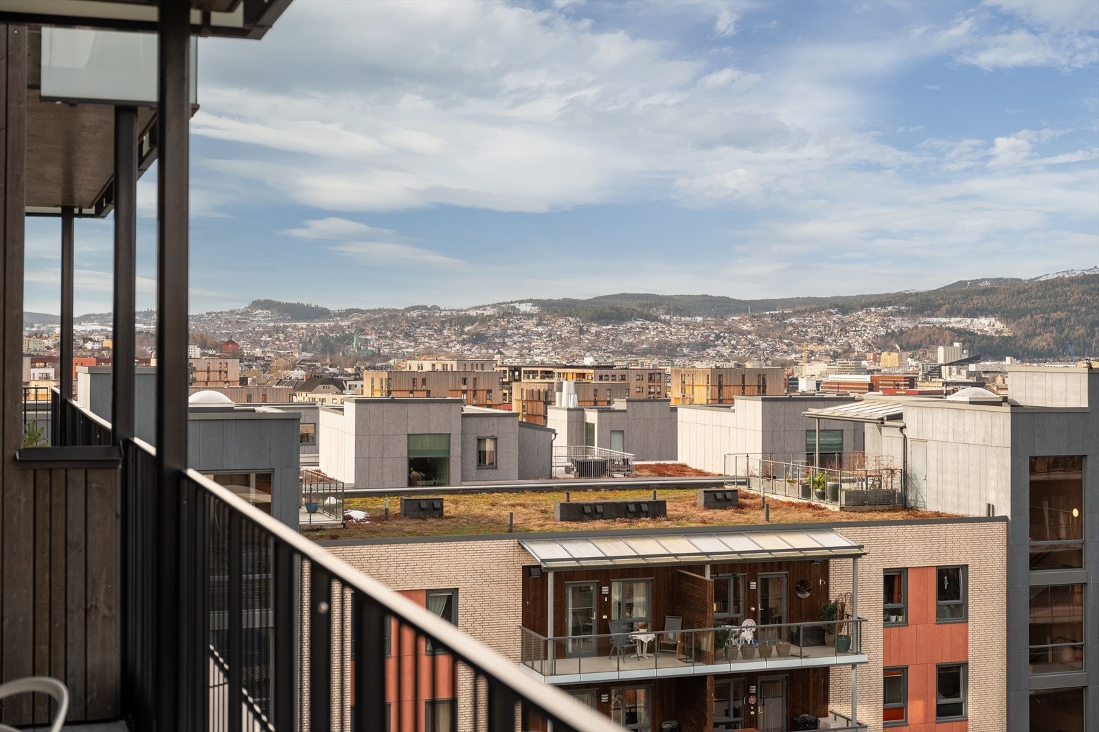 Velkommen til Harald Hårfagres gate 13! En ettertraktet 3-roms selveier med herlig beliggenhet på Lade. Galleribilde