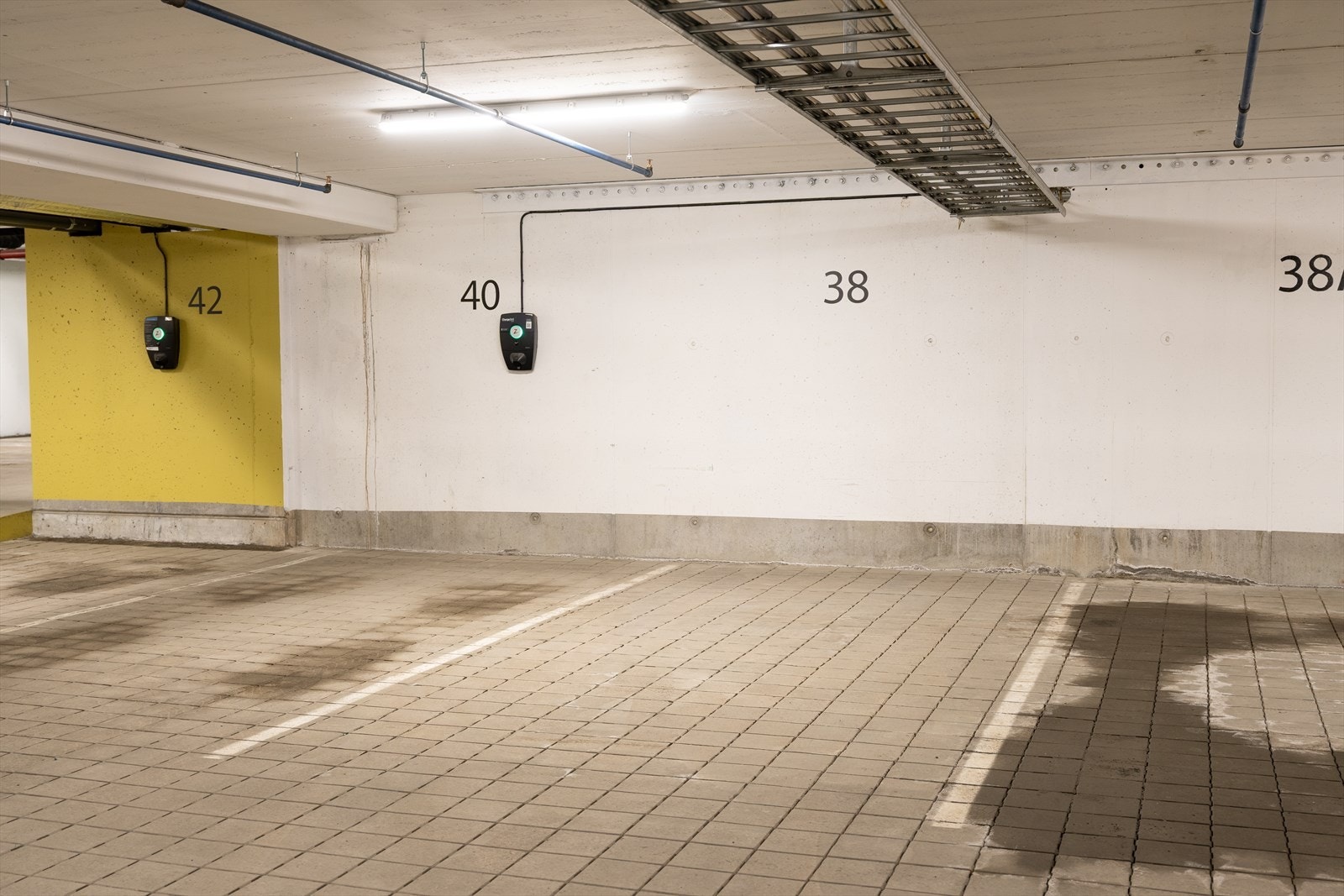 Det medfølger fast parkeringsplass med mulighet for lading og bod i kjeller. Galleribilde