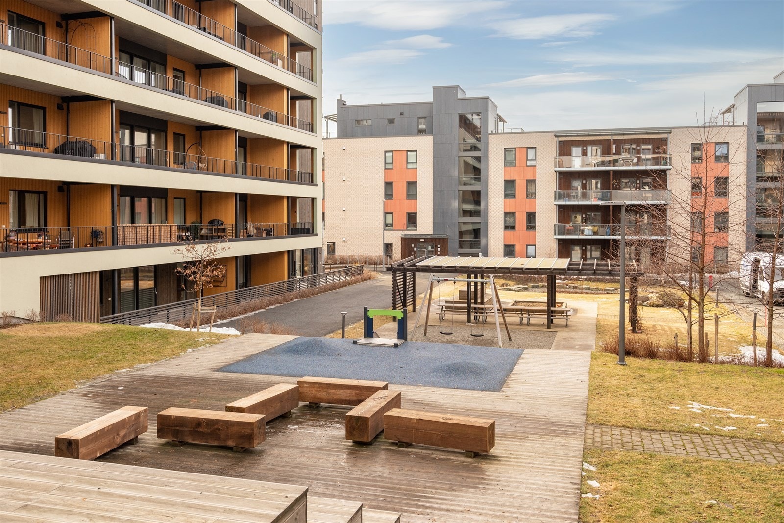 Flotte fellesareal med lekeplass for de minste og sittegrupper for de største. Galleribilde