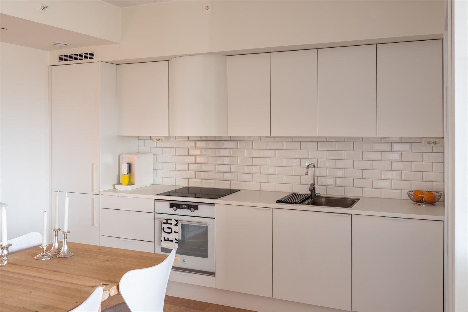 Kjøkkenet har integrerte hvitevarer som frys/kjøleskap, komfyr, platetopp, mekanisk avtrekk over stekesonen og oppvaskmaskin. Integrerte hvitevarer medfølger handelen. Galleribilde