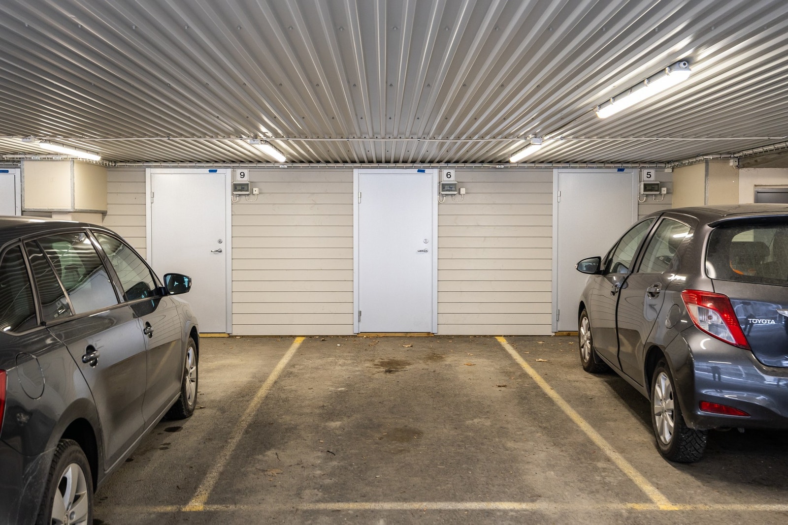 Praktisk bod i bakkant av p-plassen. Galleribilde