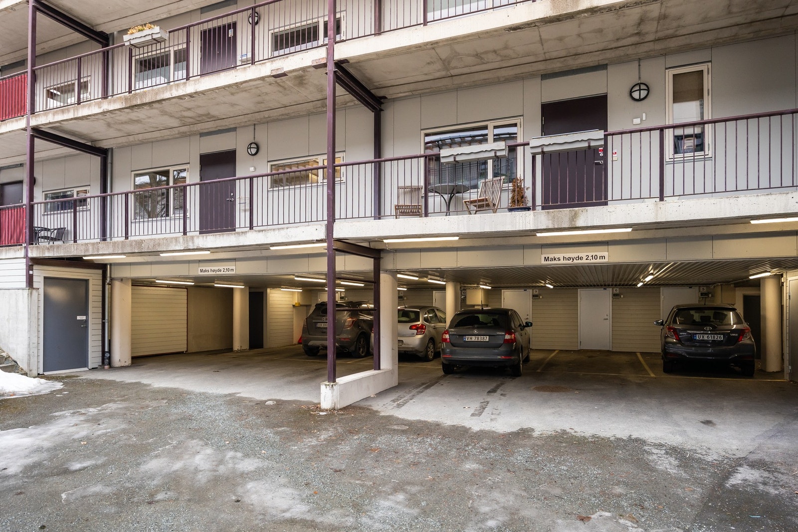 Leiligheten har en fast p-plass under tak. I tillegg er det en utvendig plass for gjester av beboerne i sameiet. Galleribilde