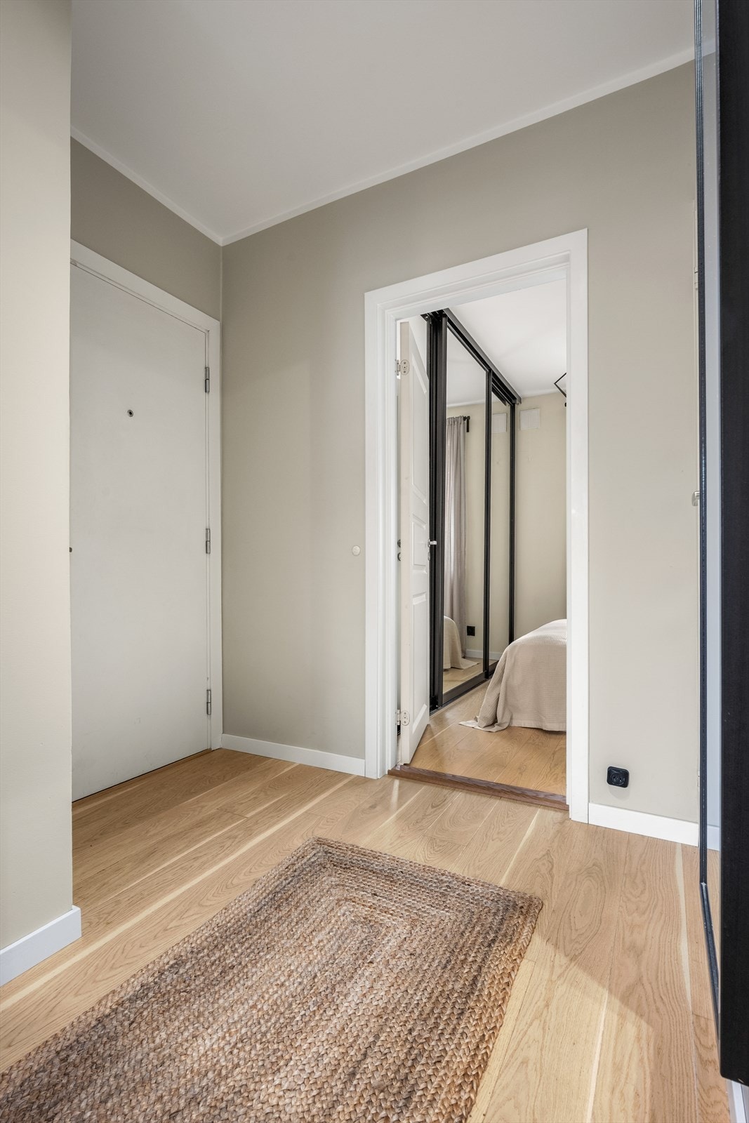 Adkomst til hovedsoverommet fra entréen. Galleribilde