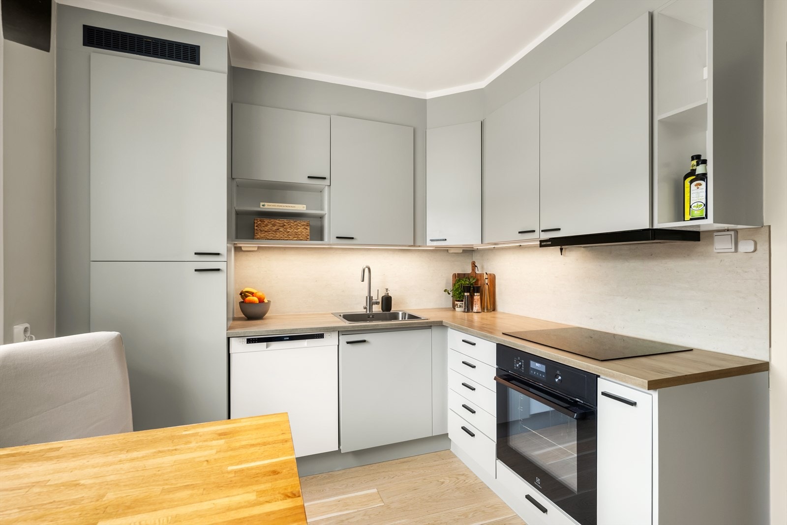 Kjøkkenet har en stilren innredning med glatte fronter. Galleribilde