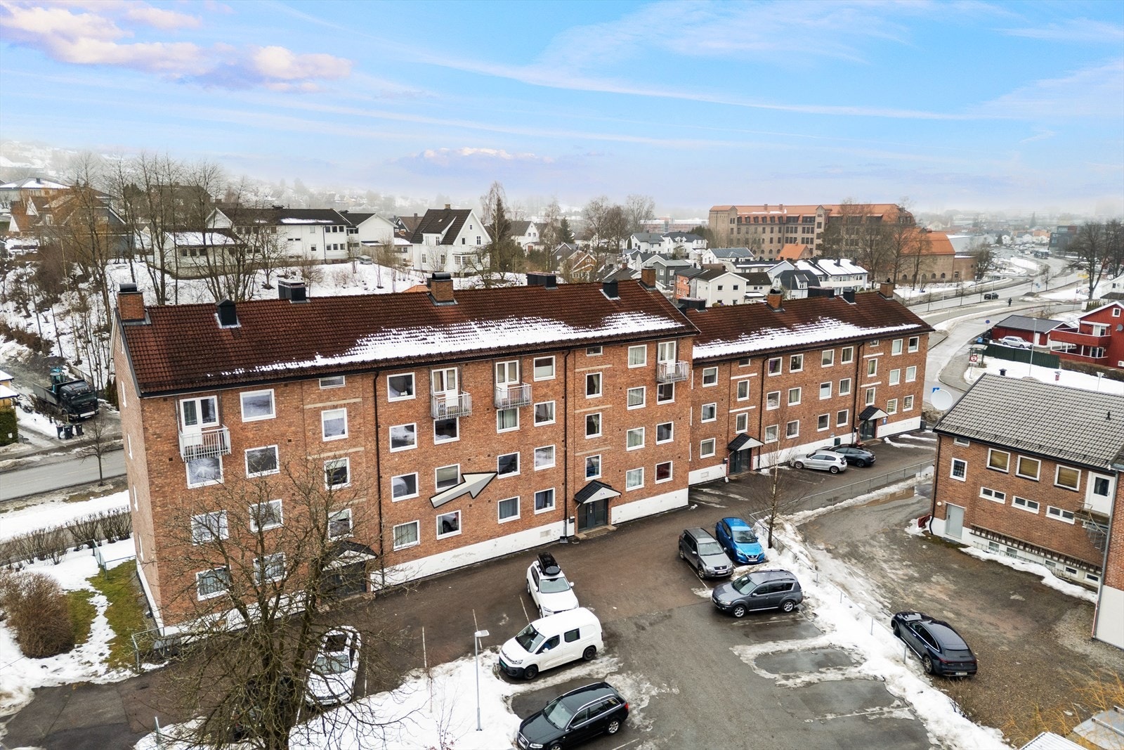 Eiendommen ligger praktisk til med gangavstand til både skole, barnehager og dagligvarebutikker. Galleribilde