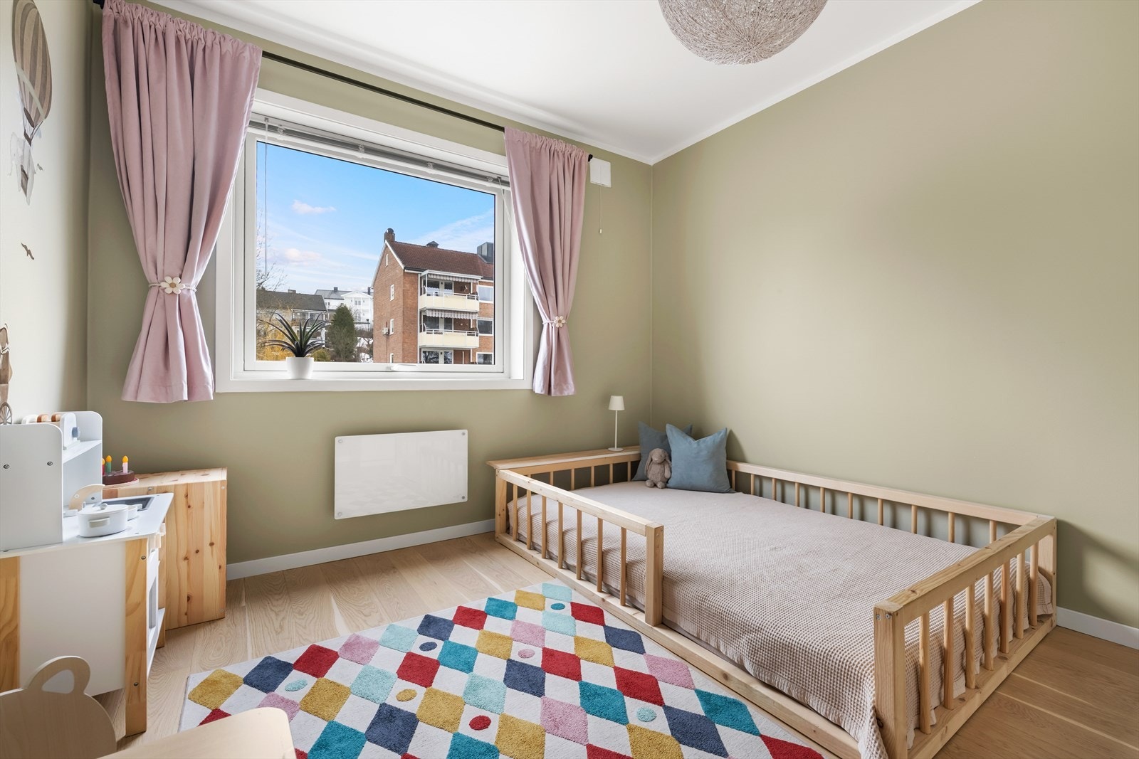 Soverom nr 2 har arealer som passer som barnerom. Galleribilde