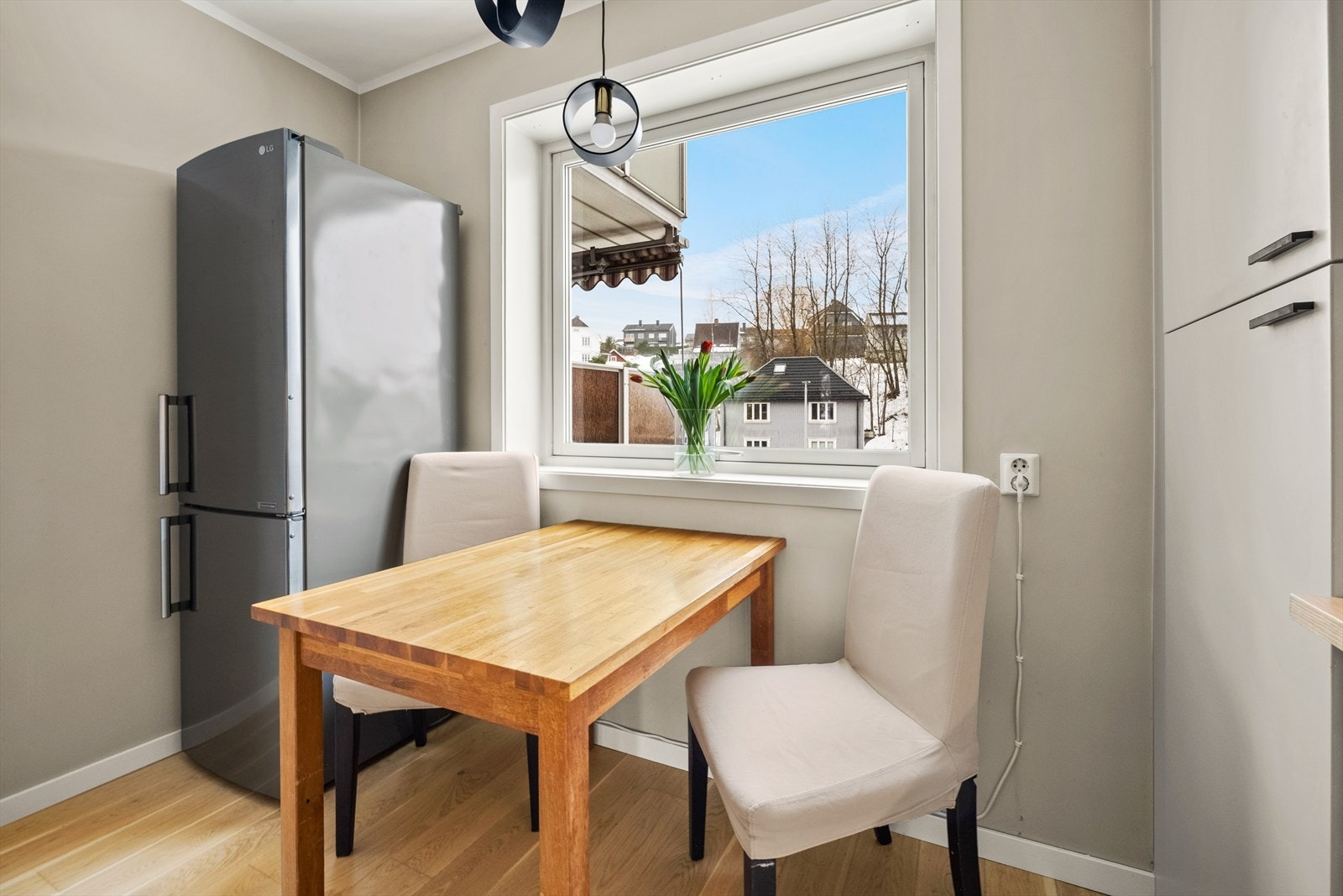 Hyggelig spiseplass ved vinduet. Galleribilde