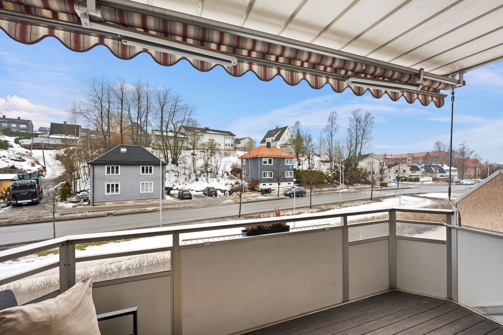 Praktisk markise på balkongen. Galleribilde