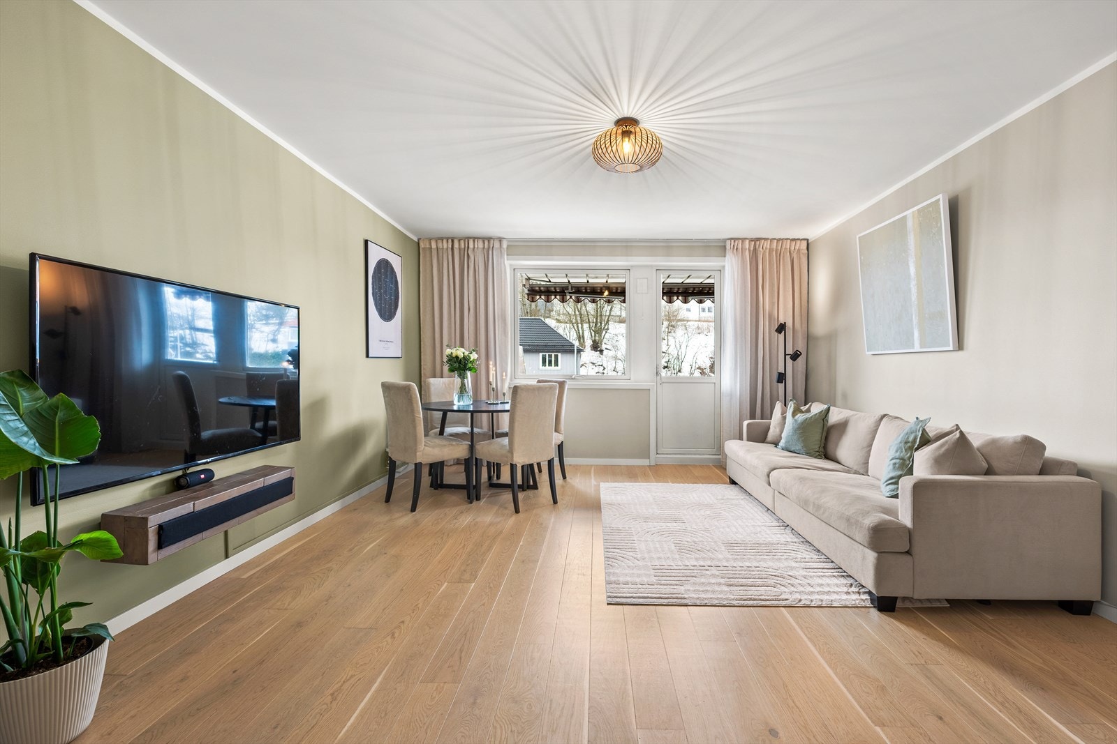 Stuen er enkel å møblere med både sofa- og spisestuemøblement. Galleribilde