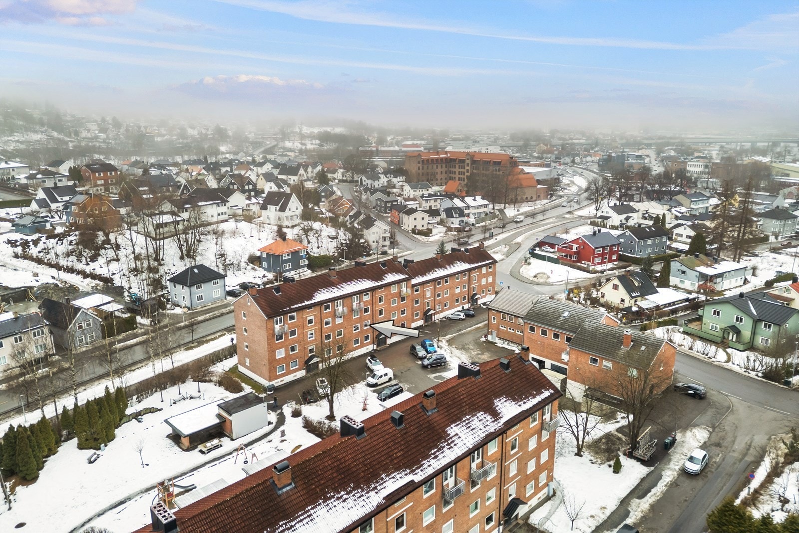 Infrastrukturen i området er vesentlig modernisert de siste årene ved at Holmestrandsveien har fått status som miljøgate. Dette innebærer i praksis mindre trafikk, ny gangvei og oppgradert veistruktur. Galleribilde